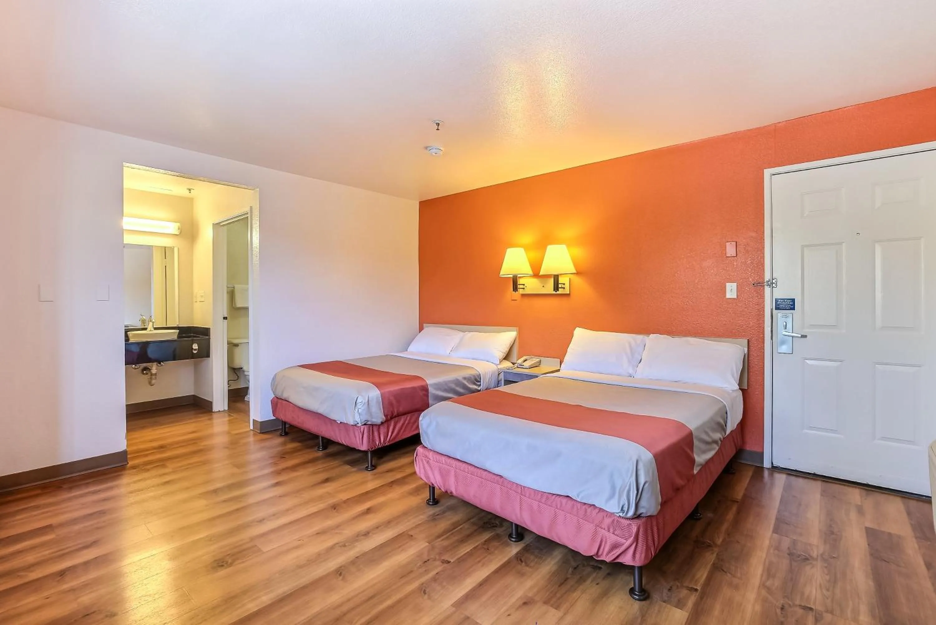 Deluxe Queen Room with Two Queen Beds in Motel 6-Pinole, CA