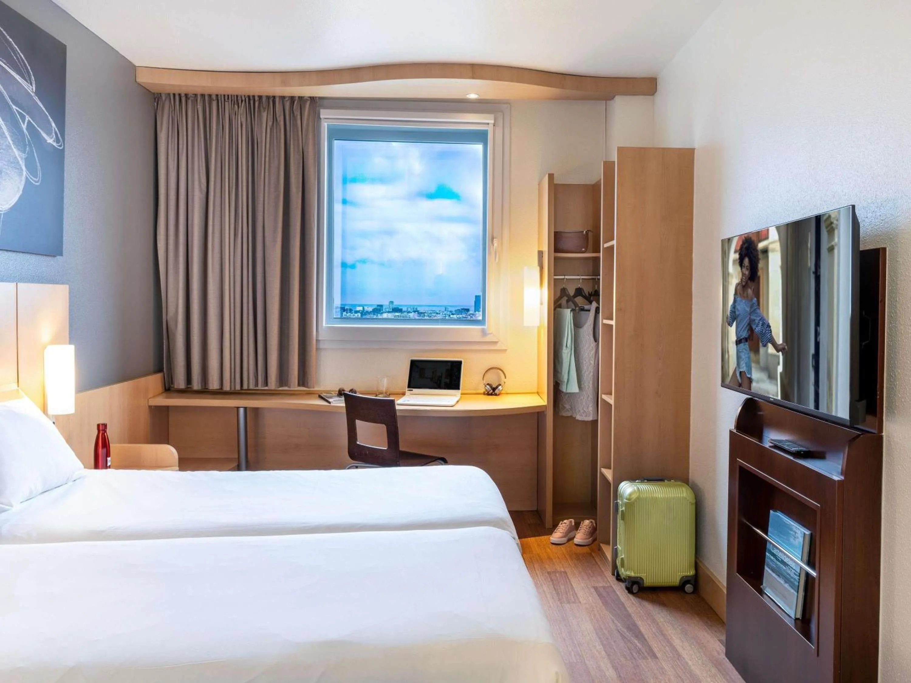 Standard Twin Room in Ibis Barcelona Meridiana