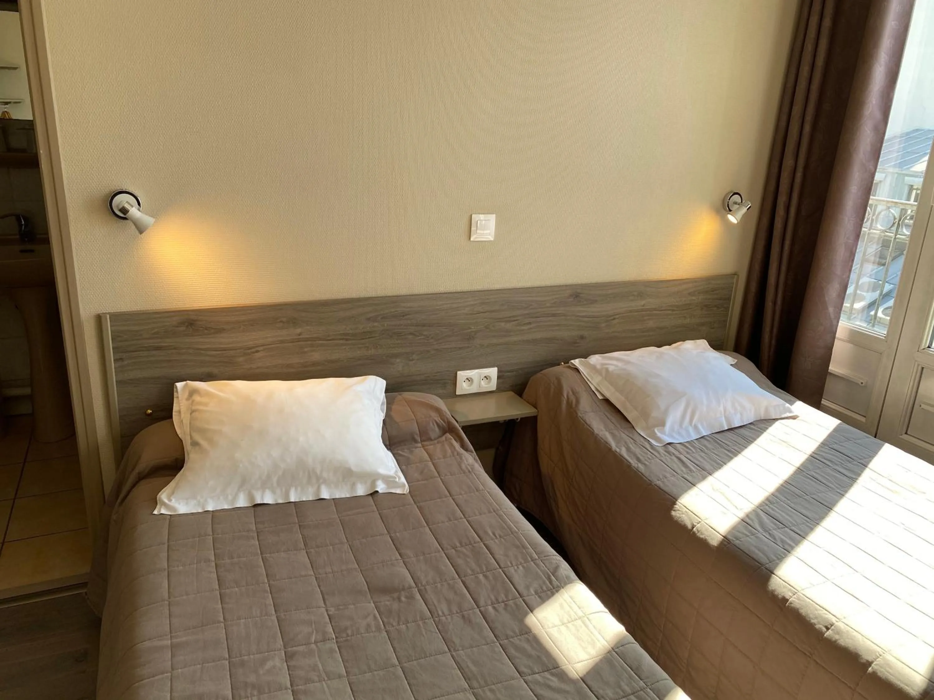 Twin Room in Angleterre Hotel