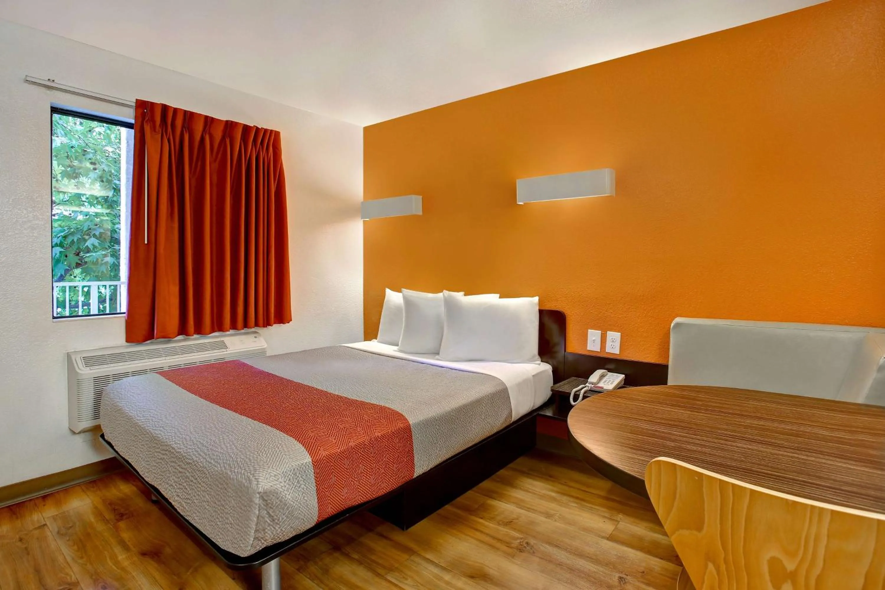 Deluxe Queen Room in Motel 6-Sunnyvale, CA - North