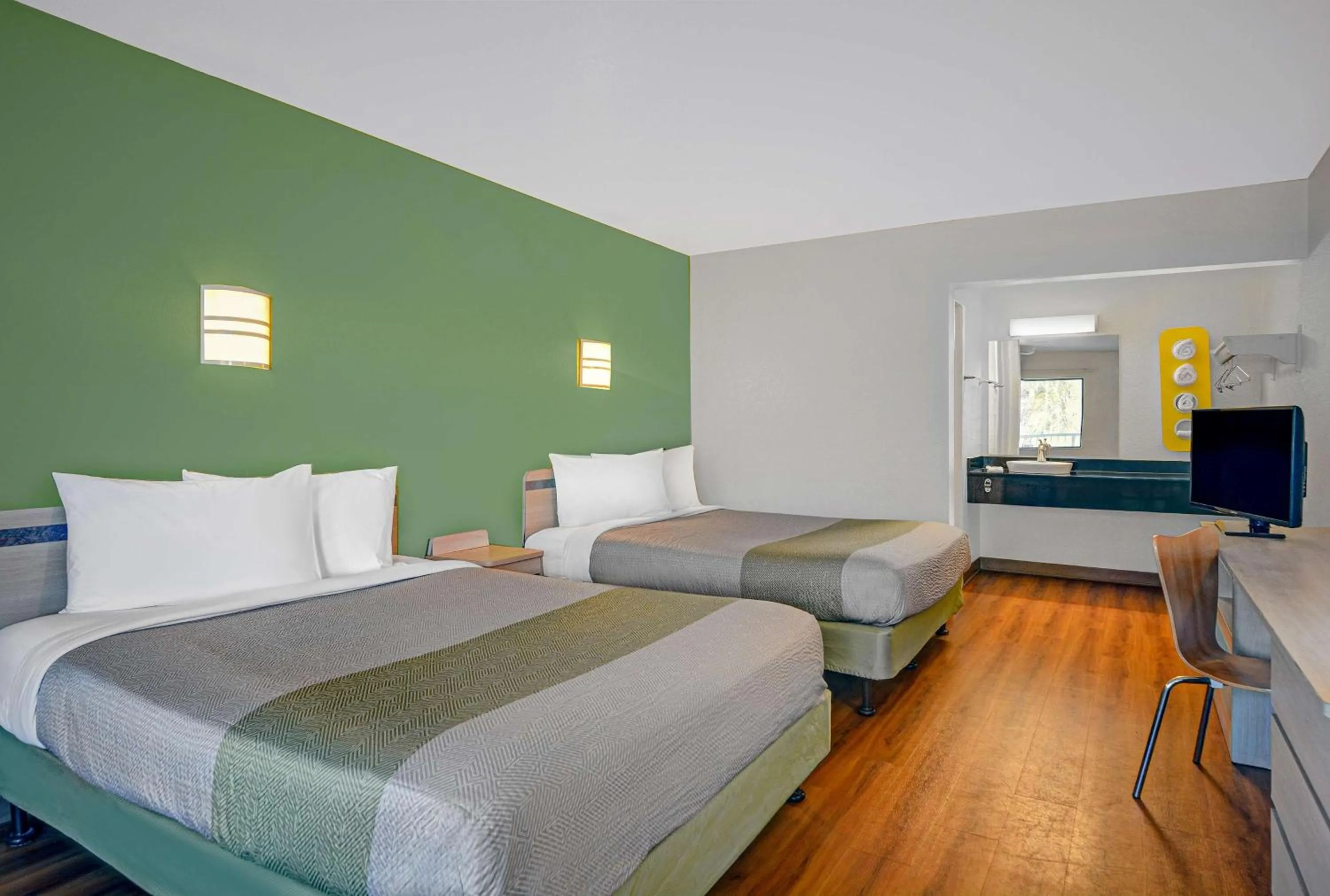 Deluxe Queen Room with Two Queen Beds in Motel 6-Tallahassee, FL - Downtown