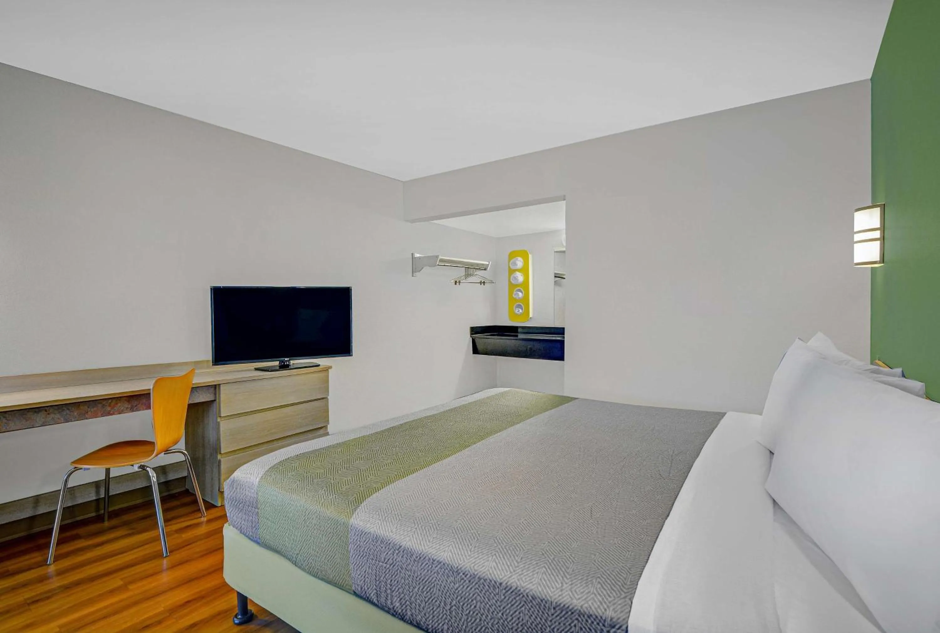 Deluxe Queen Room in Motel 6-Tallahassee, FL - Downtown