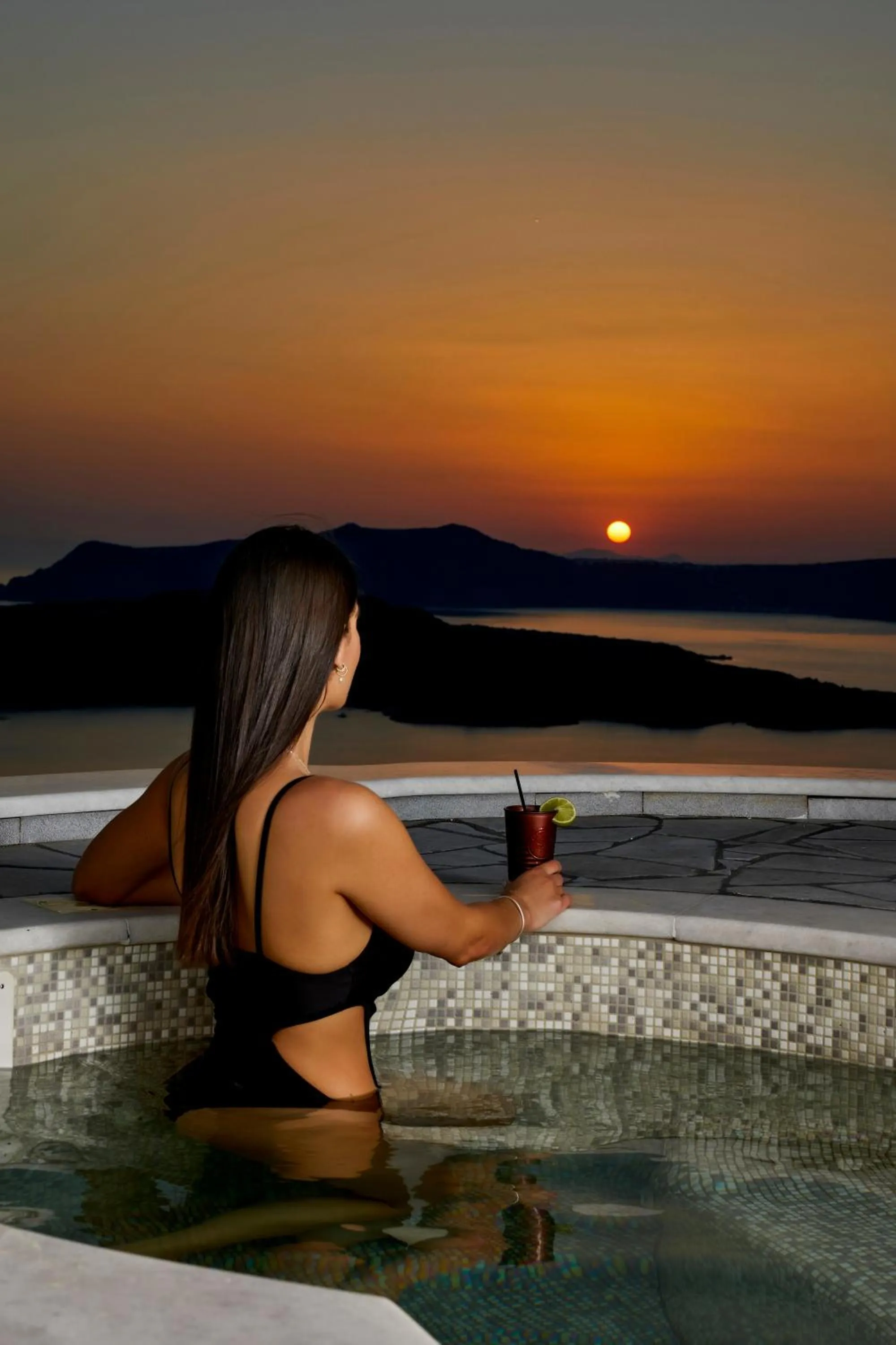 Deluxe Suite with outdoor cave heated jacuzzi and Caldera View in Petit Palace Suites