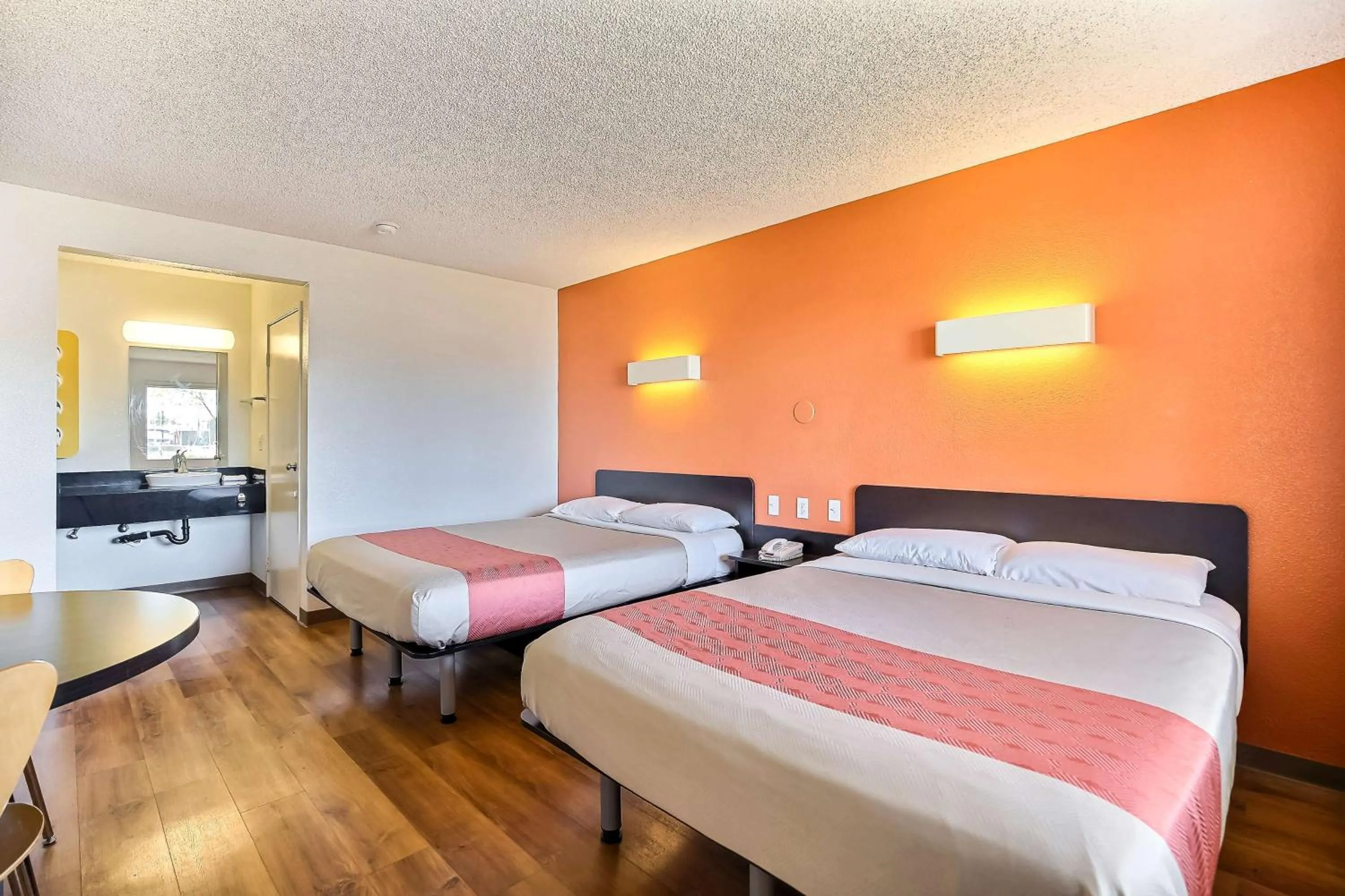 Deluxe Queen Room with Two Queen Beds in Motel 6-Oakland, CA - Embarcadero