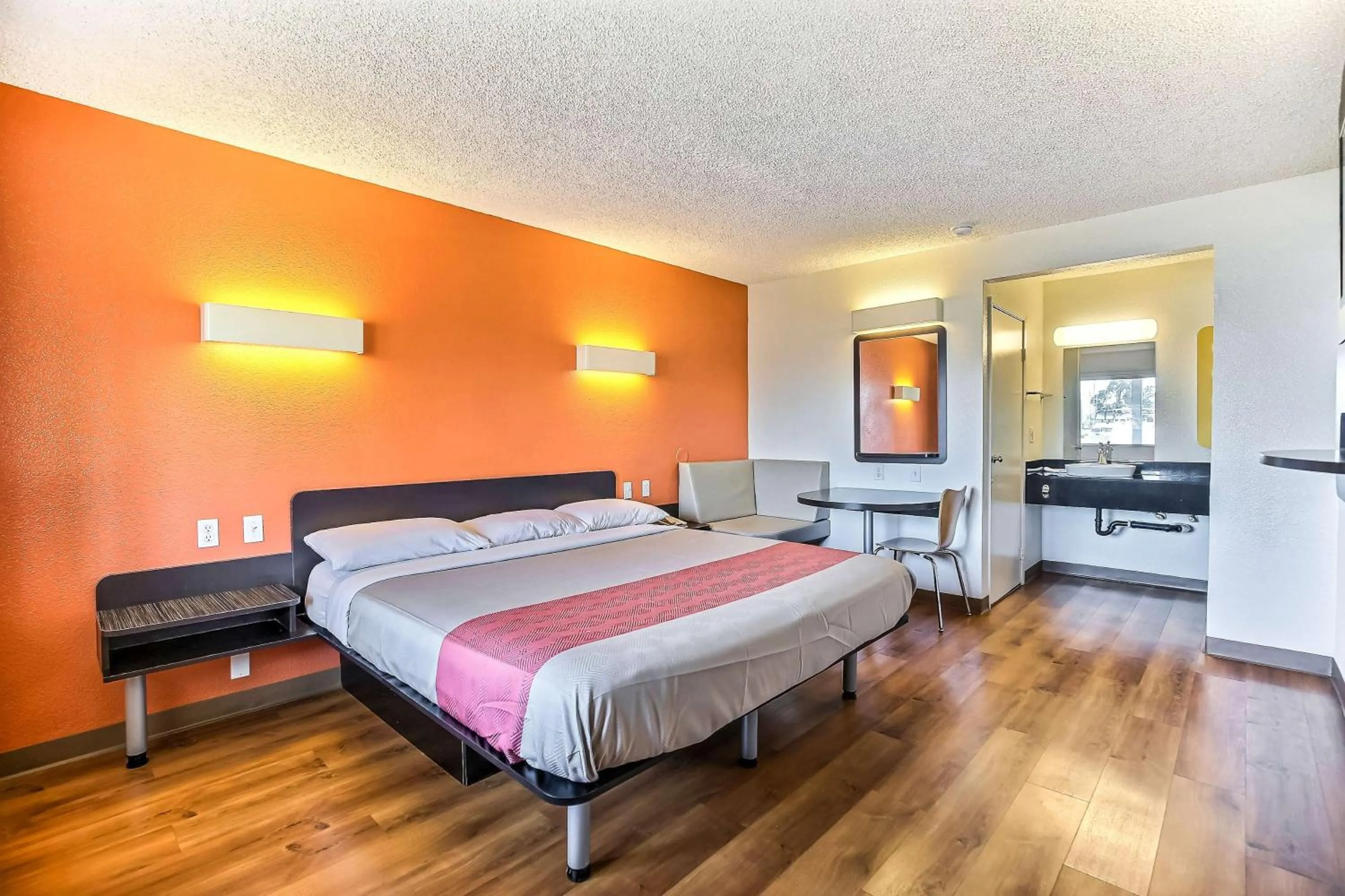Queen Room - Disability Access in Motel 6-Oakland, CA - Embarcadero