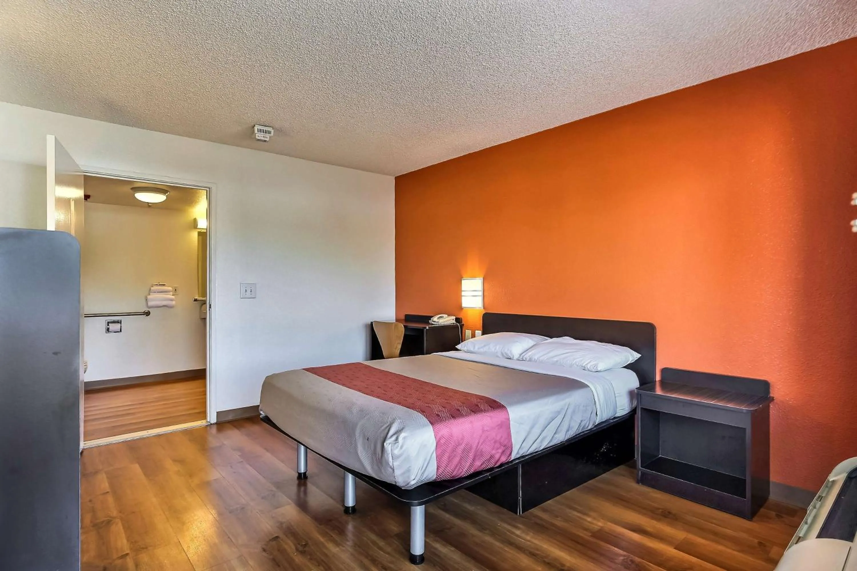 King Room in Motel 6-Oakland, CA - Embarcadero