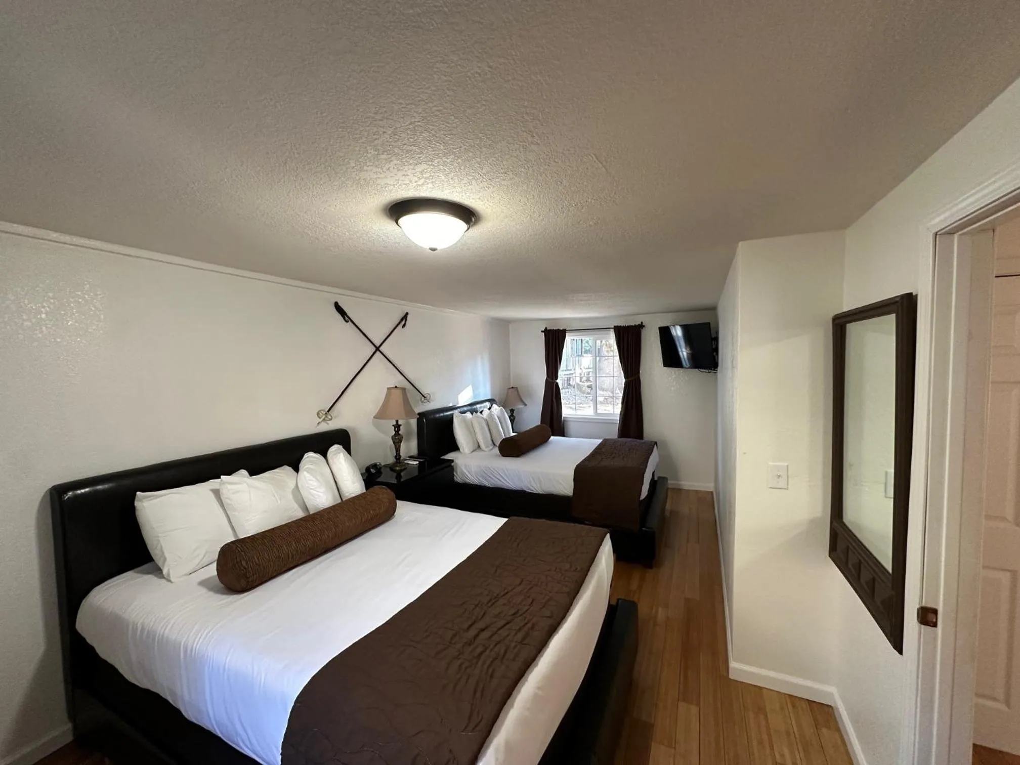 Deluxe Cabin in Shasta Inn