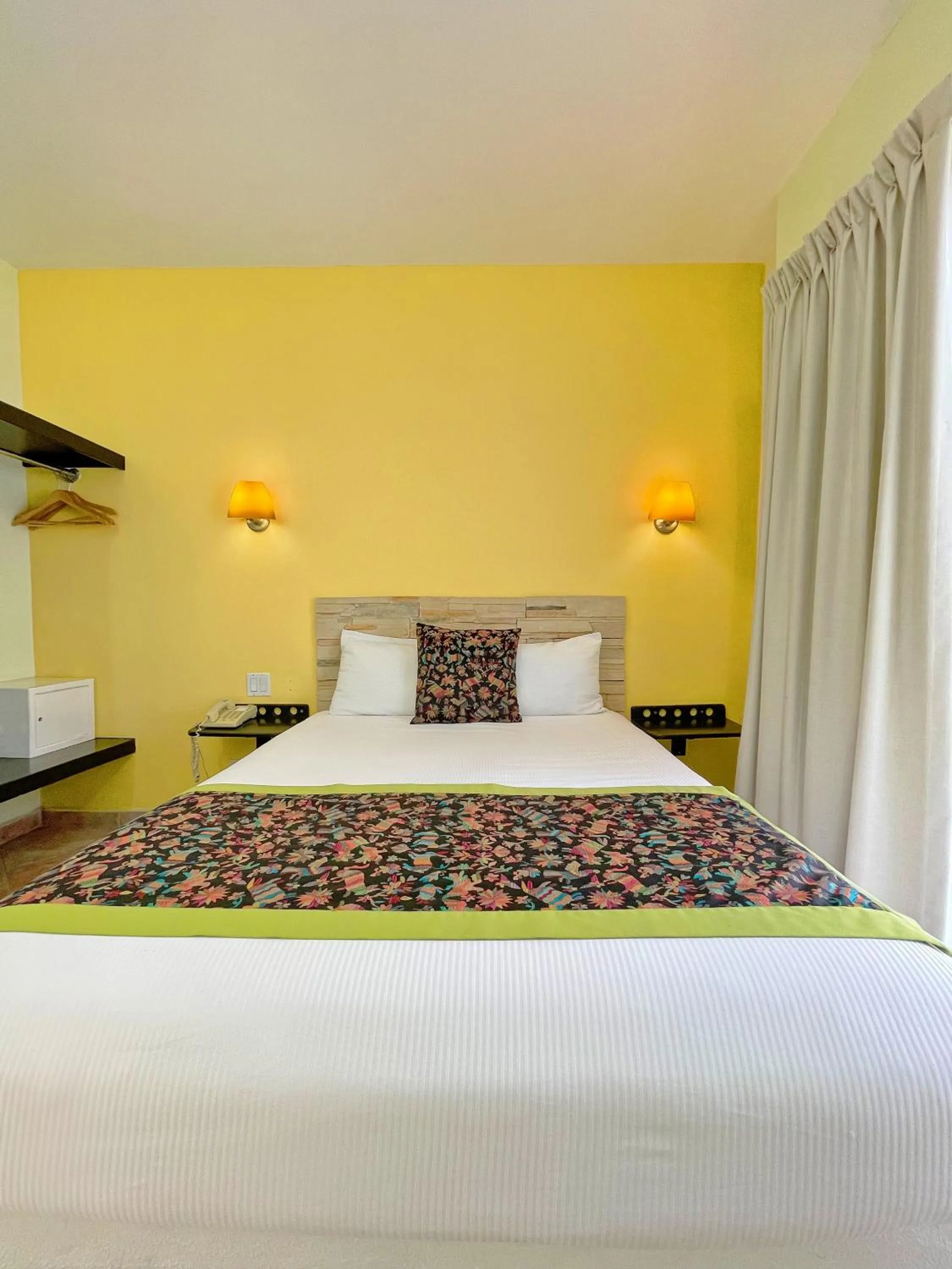Standard Queen Room - single occupancy in Seven Crown Express & Suites by Kavia