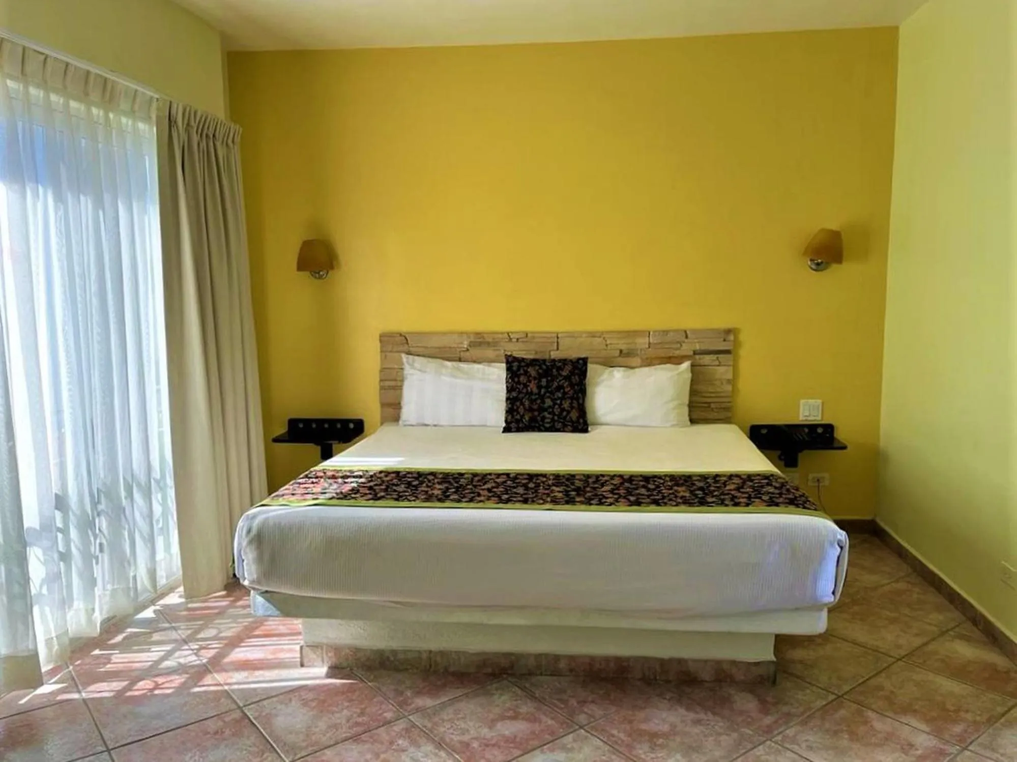 Superior King Room - single occupancy in Seven Crown Express & Suites by Kavia