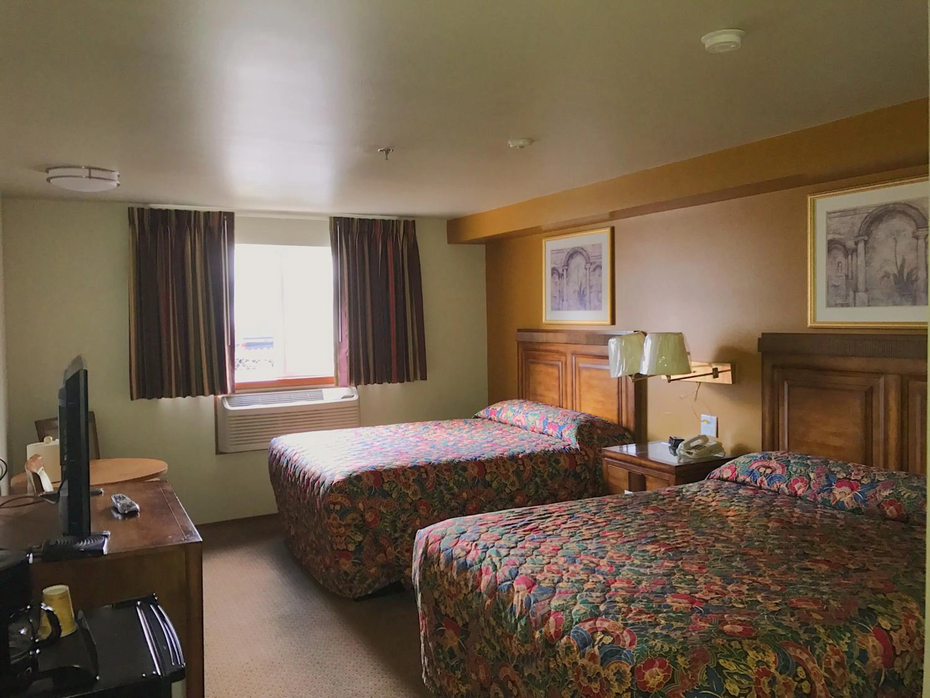 Queen Room with Two Queen Beds (Non-Smoking) in Bay City Inn