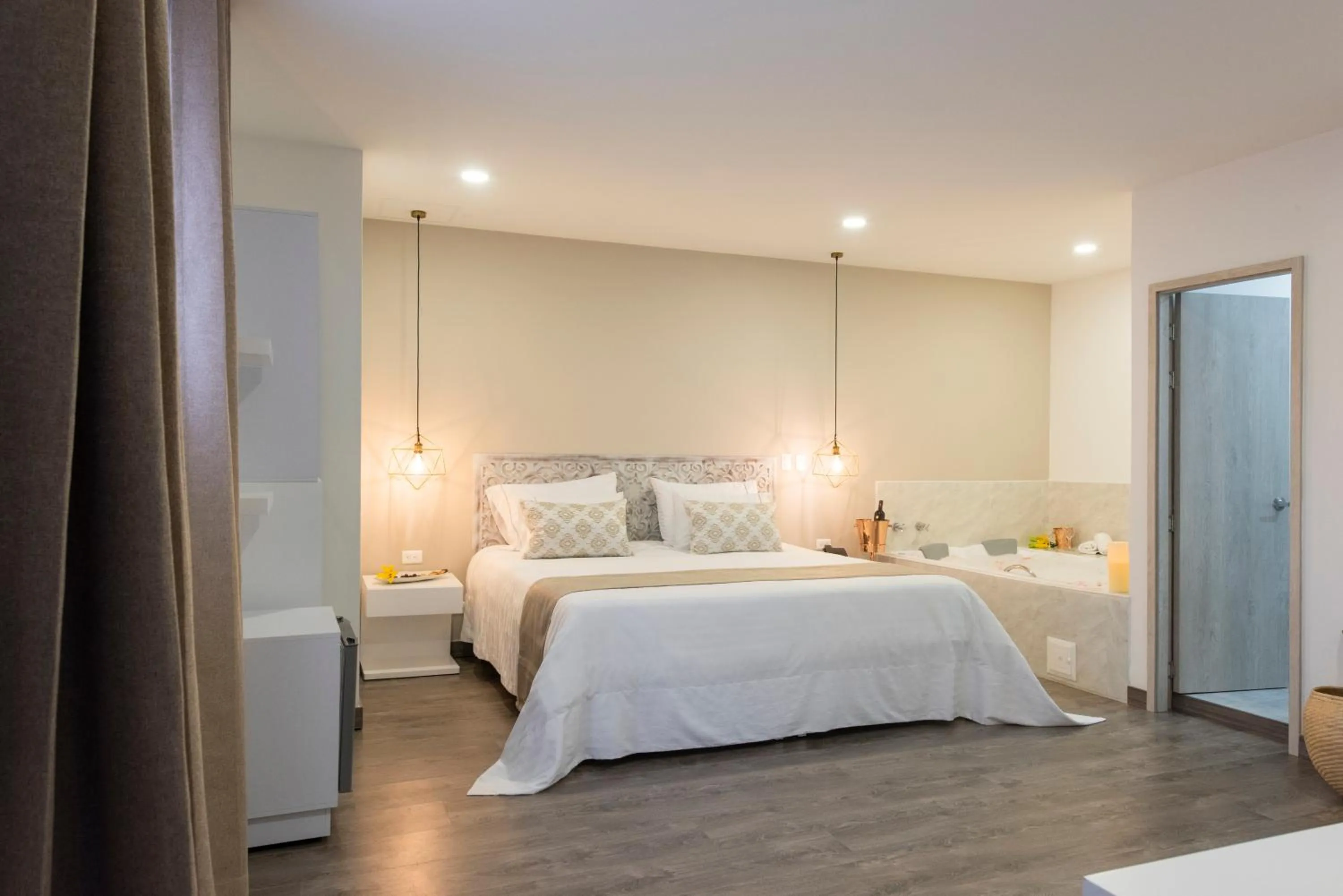 King Suite with Spa Bath in Medellín Vibes Hostel