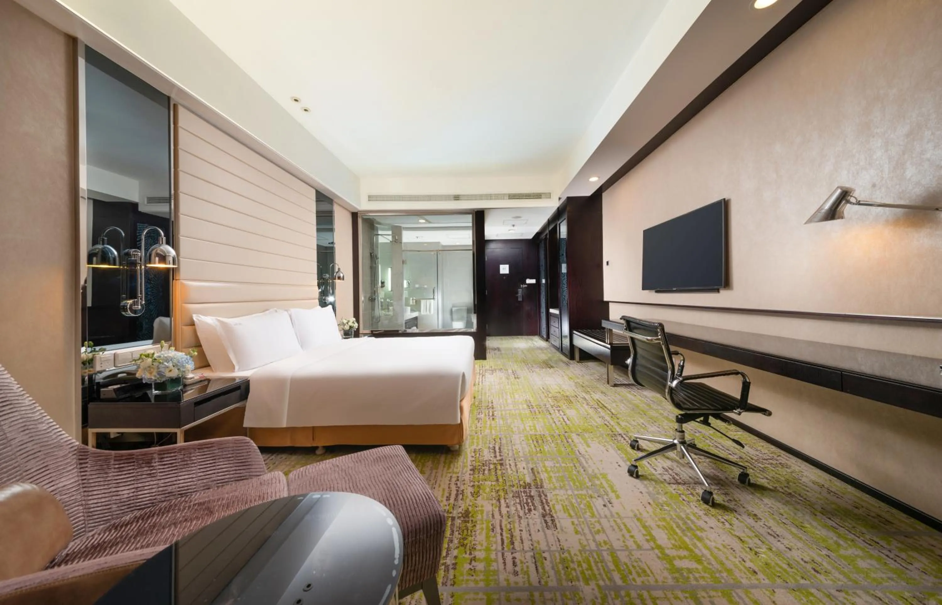 Standard King Room in Holiday Inn Beijing Focus Square by IHG