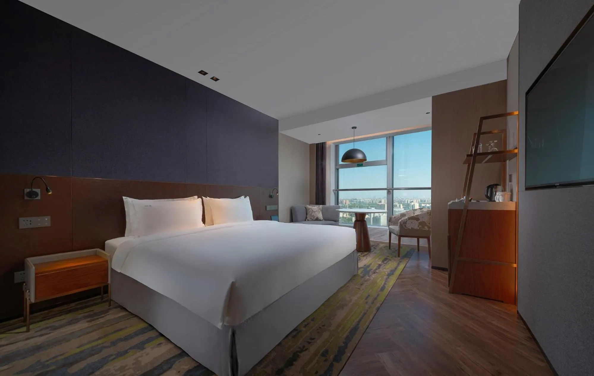 Standard King Room with Lounge Access in Holiday Inn Beijing Focus Square by IHG