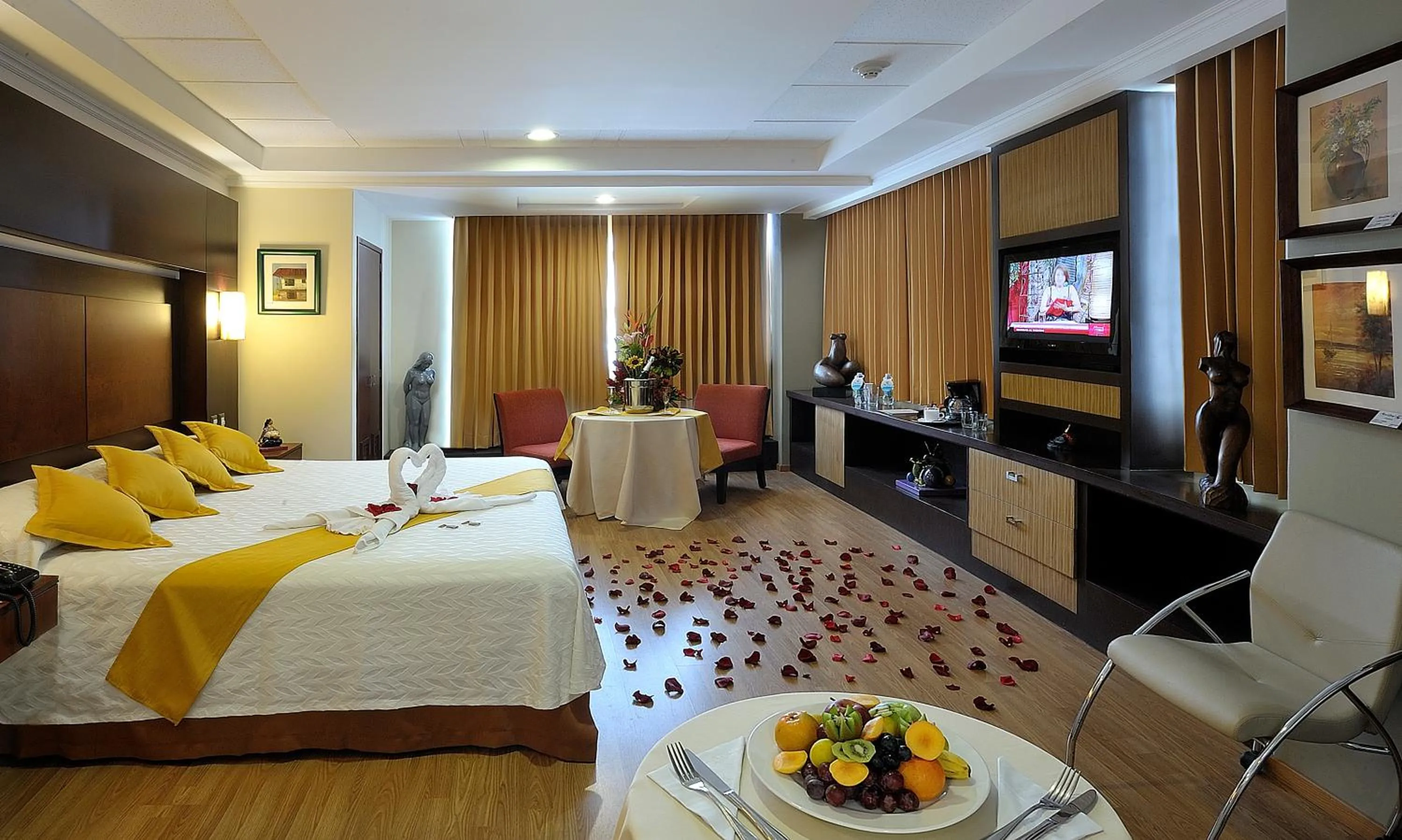 Deluxe Suite with Spa Bath in GH Galeria Hotel