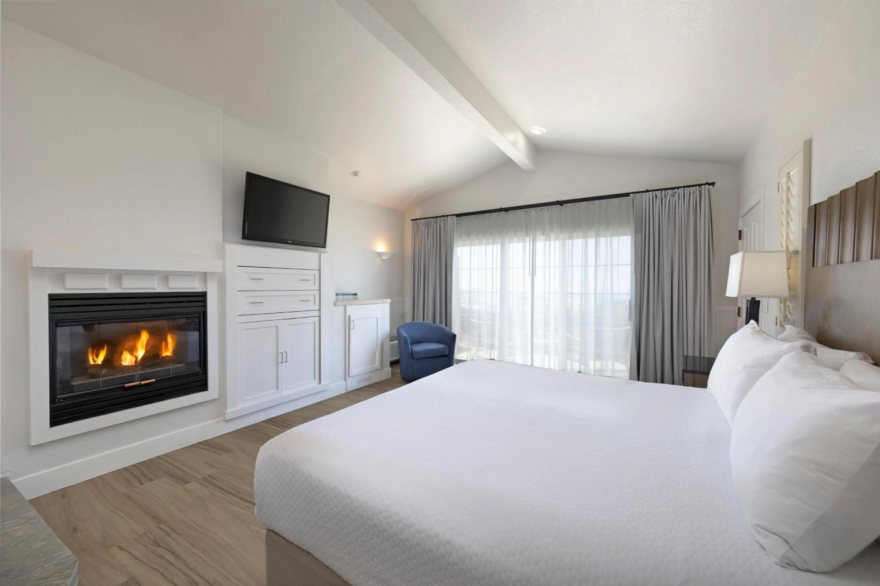 King Room with Spa Bath and Partial View in Cambria Landing Inn and Suites