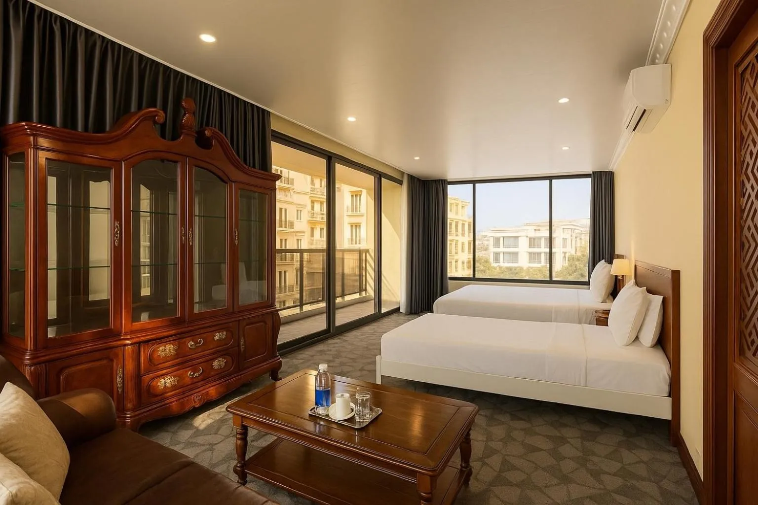 Grand Royal Family With Balcony in Sam Royal Apartment