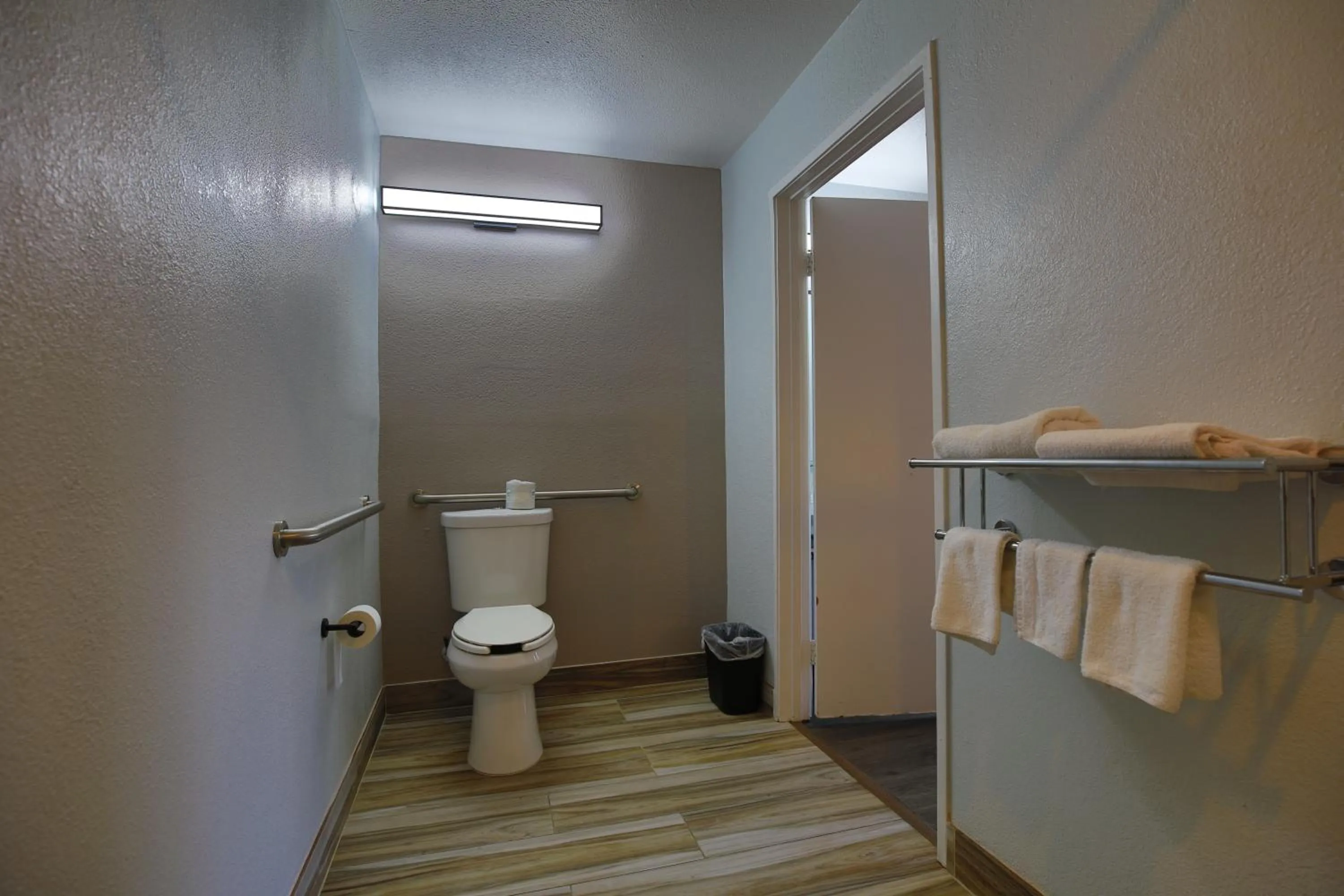 Queen Room - single occupancy - Disability Access - Roll in Shower in Motel 6-Sacramento, CA - North