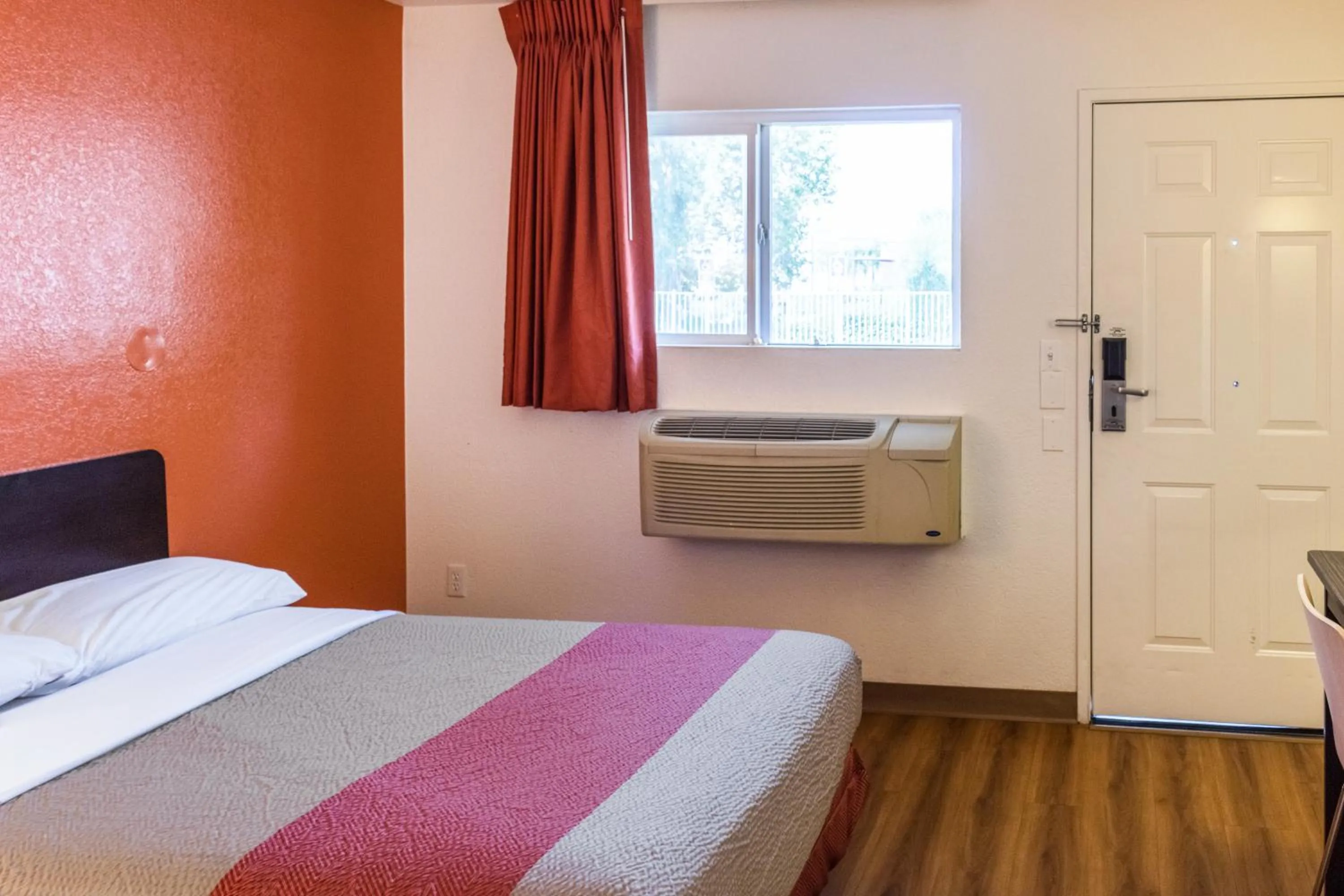 Deluxe Queen Room - single occupancy in Motel 6 Bakersfield, CA - Convention Center
