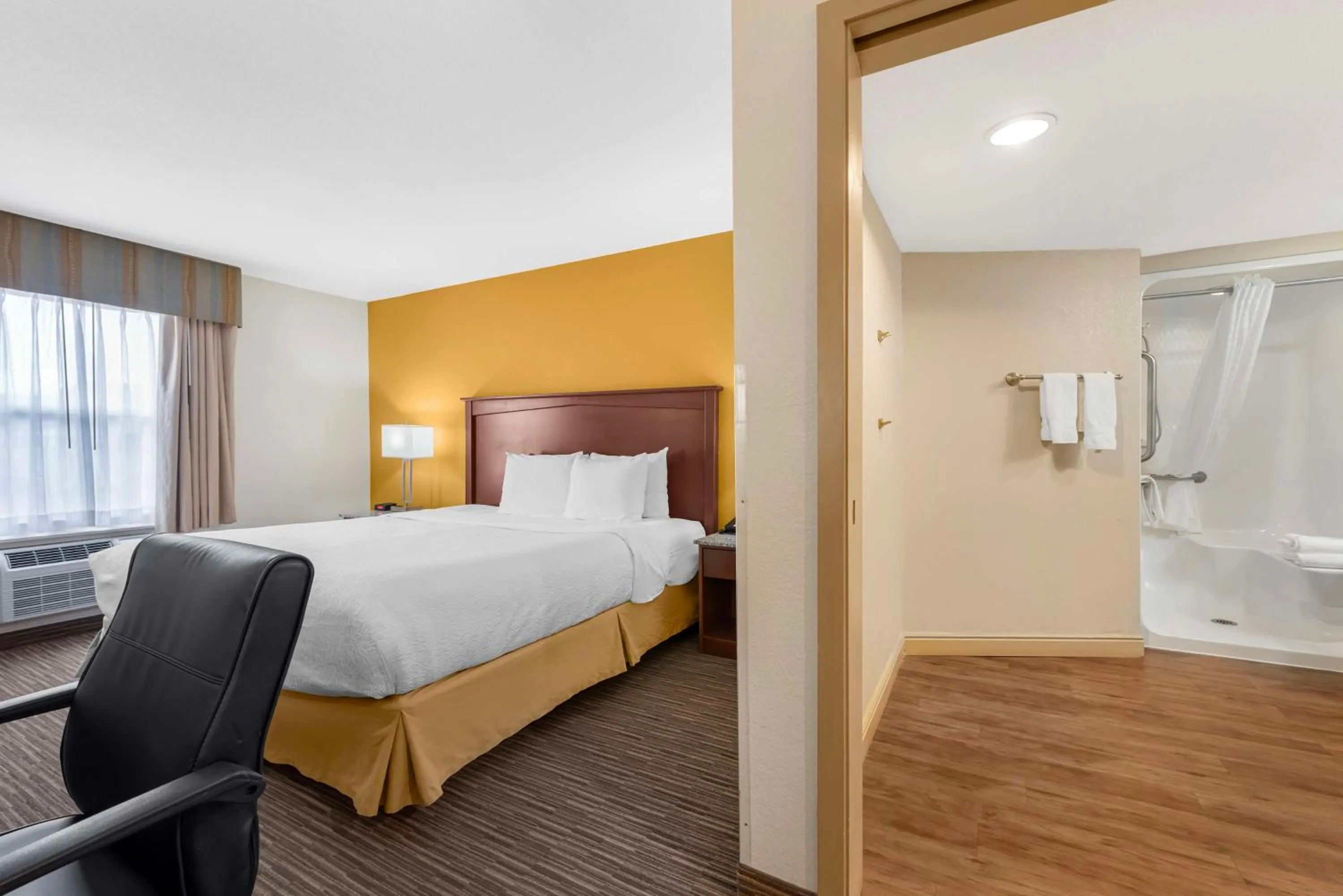 King Room with Walk In Shower - Disability Access in Best Western Executive Inn & Suites