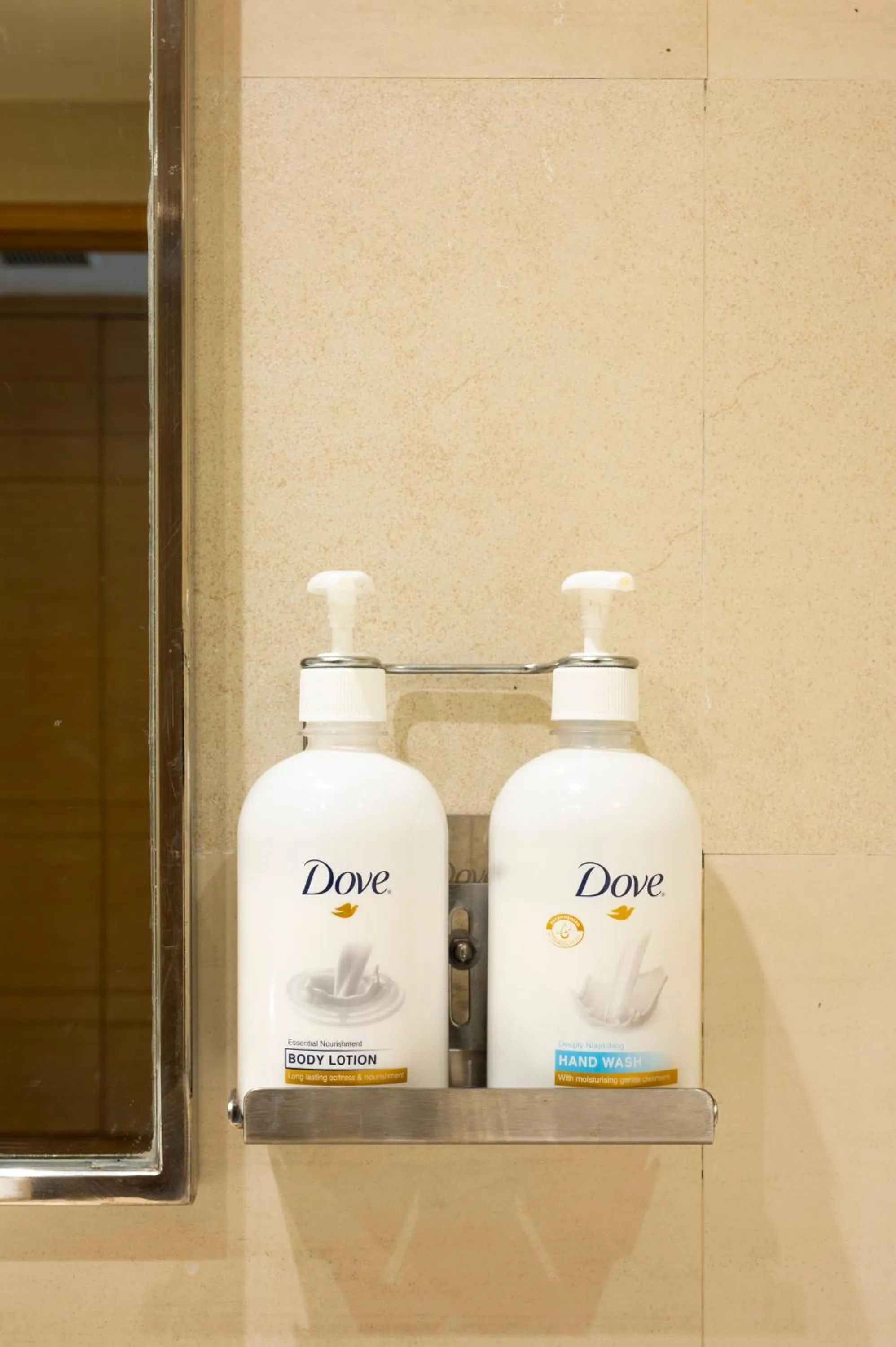 Standard King Room with 15% off on F&B | 20% off on laundry | Happy Hours (1+1) from 12 noon to 8 pm in Holiday Inn Agra MG Road an IHG Hotel