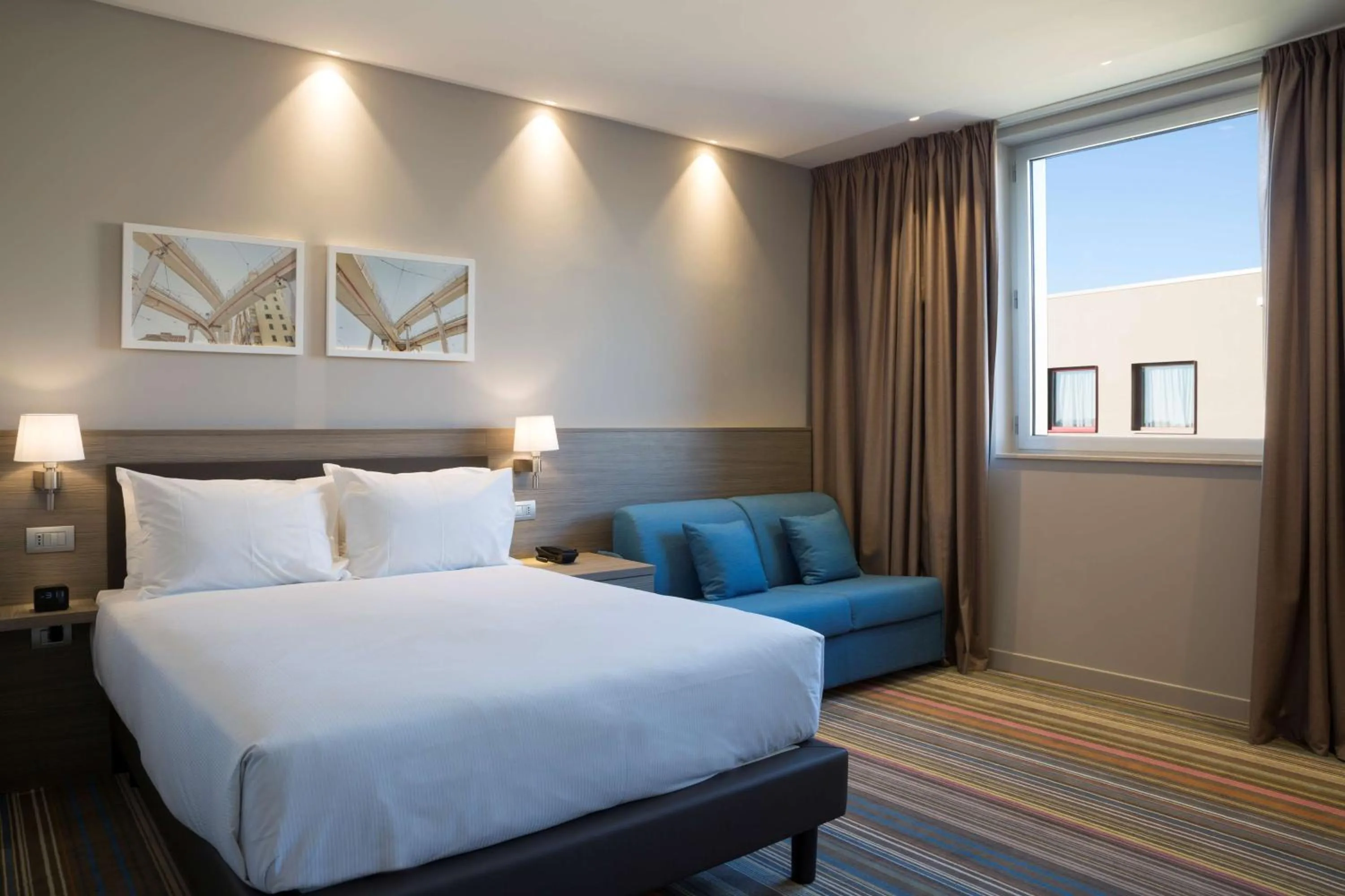 Superior Queen Room in Hampton By Hilton Rome East