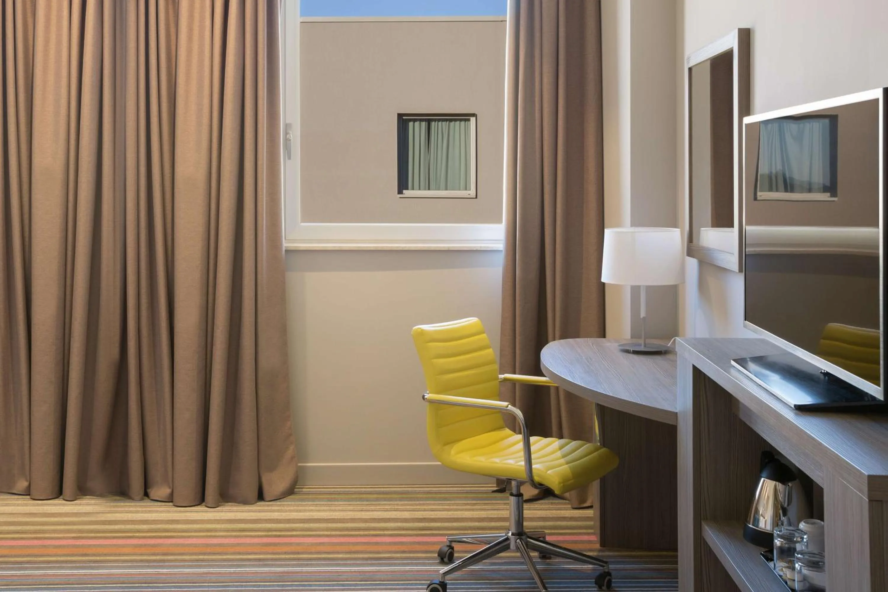 Superior Queen Room in Hampton By Hilton Rome East