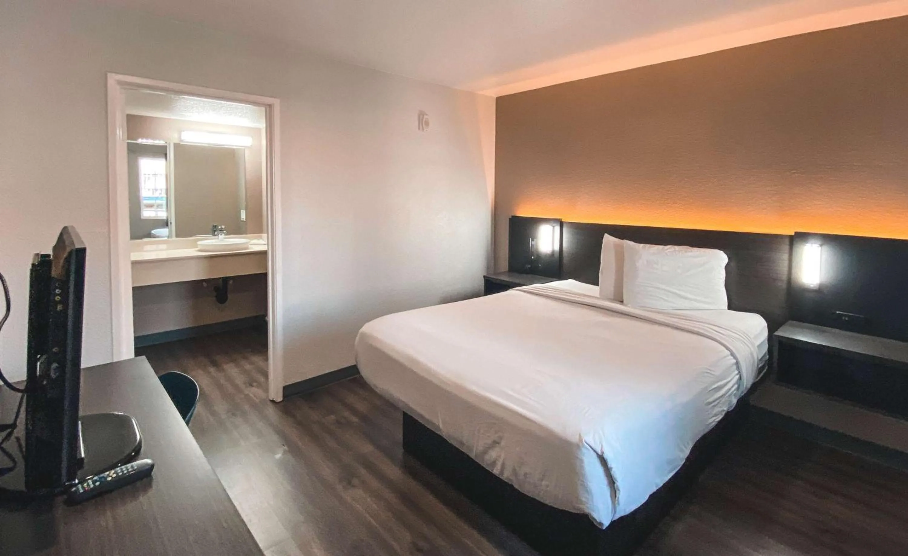 King Room - single occupancy - Non-Smoking in Motel 6-West Sacramento, CA