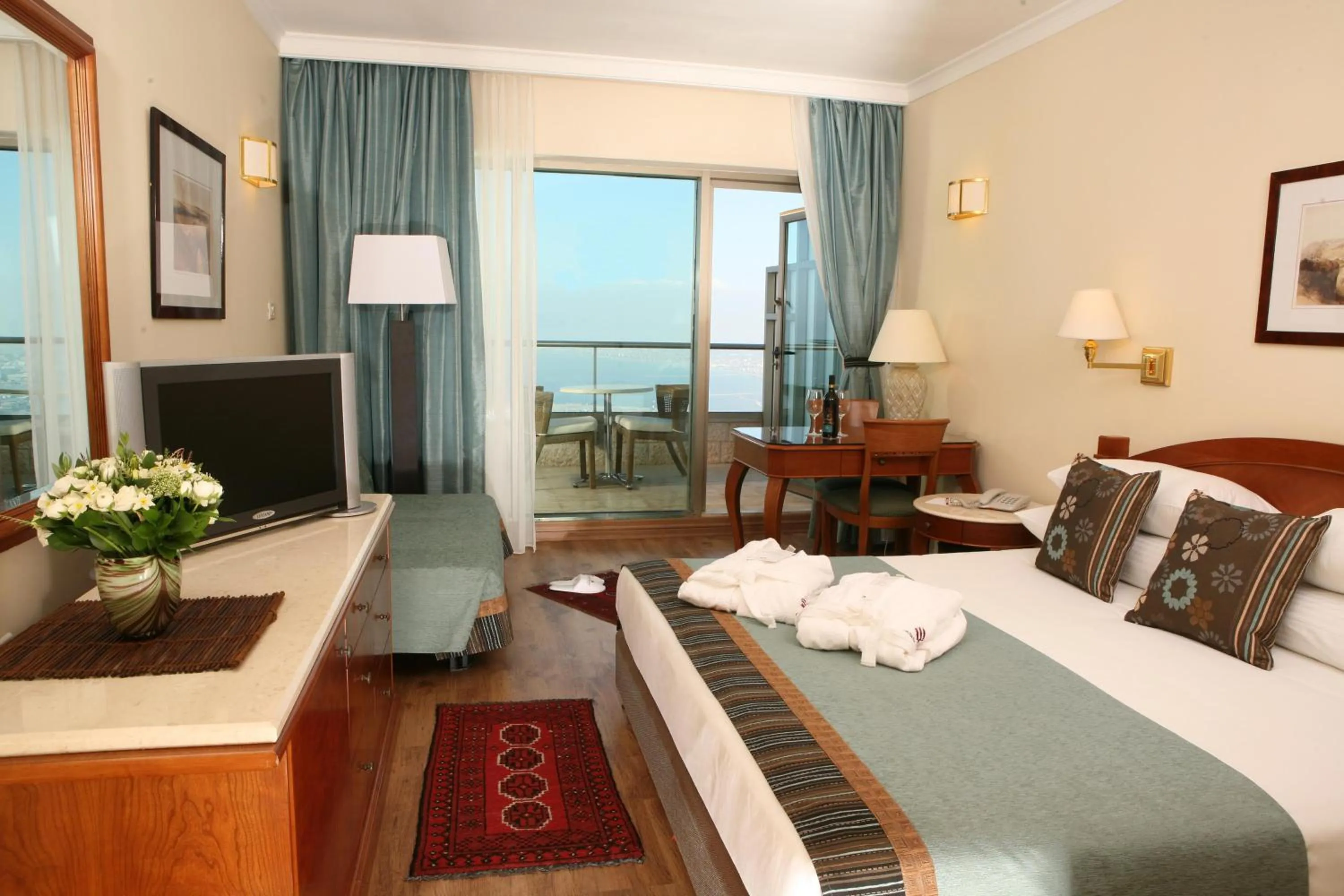 Premium Queen Room with Furnished Balcony and Bay View in Crowne Plaza Haifa by IHG