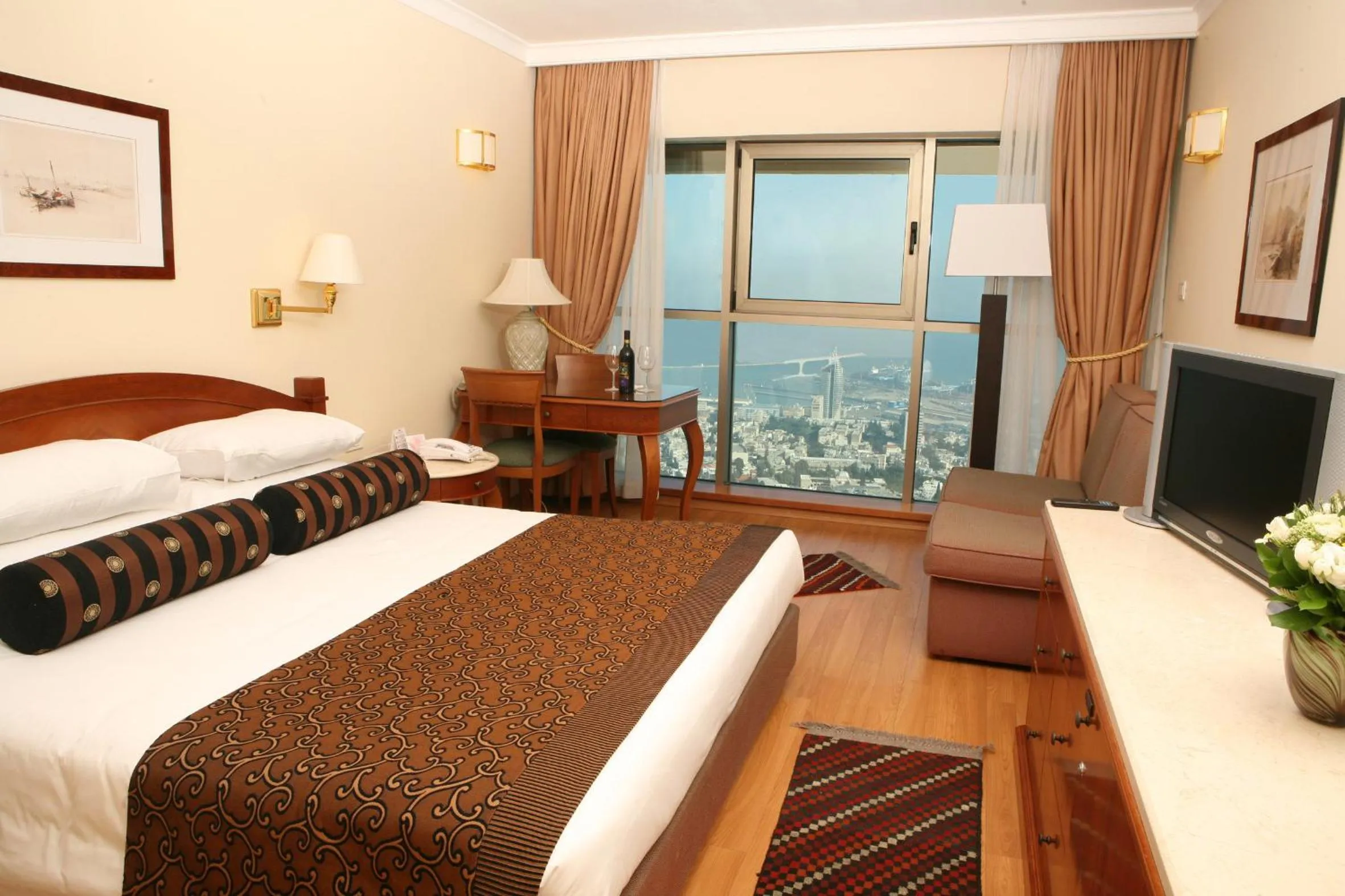 Premium Queen Room with Bay View in Crowne Plaza Haifa by IHG