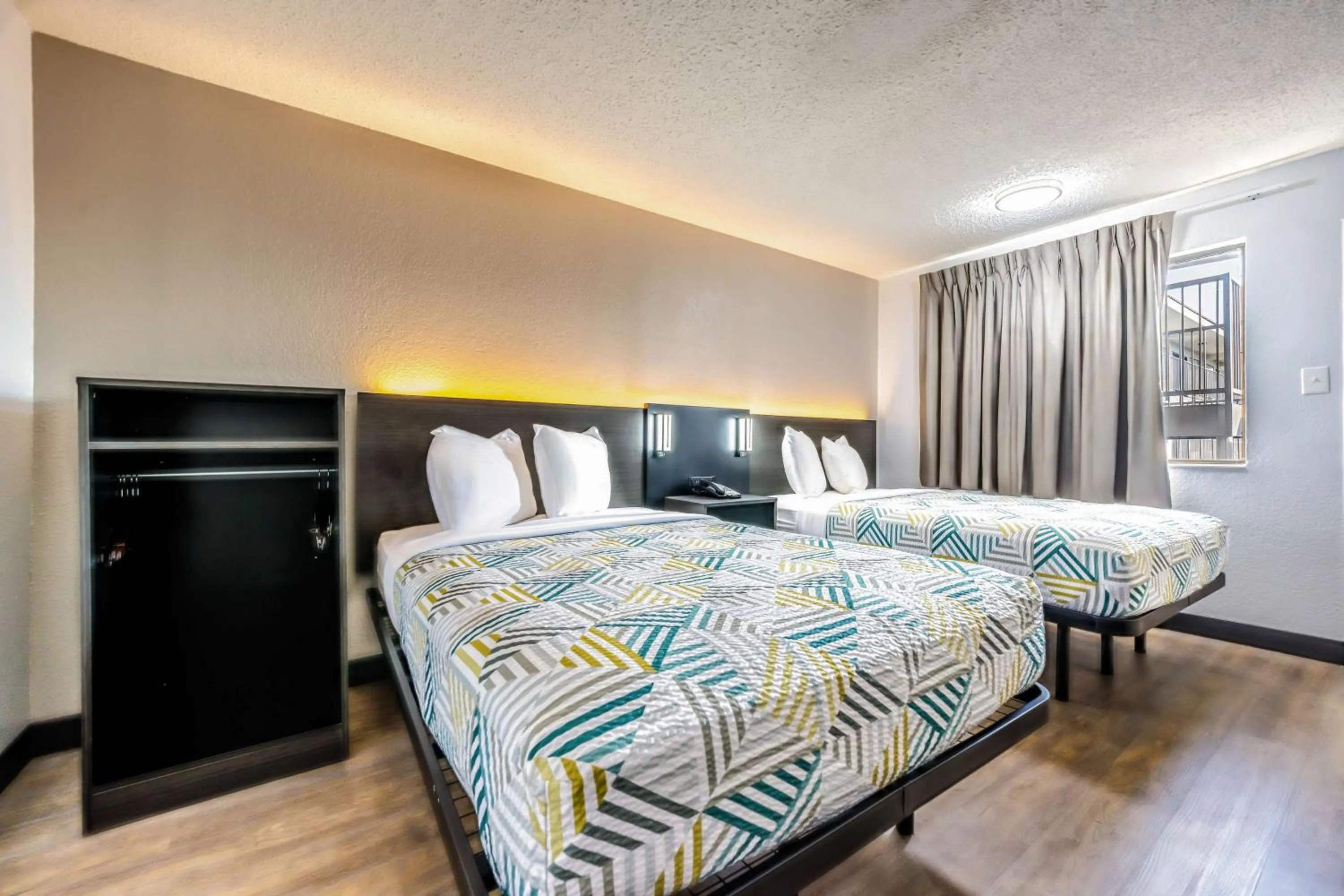 Quadruple Room - Non-Smoking in Motel 6 Fort Worth, TX East