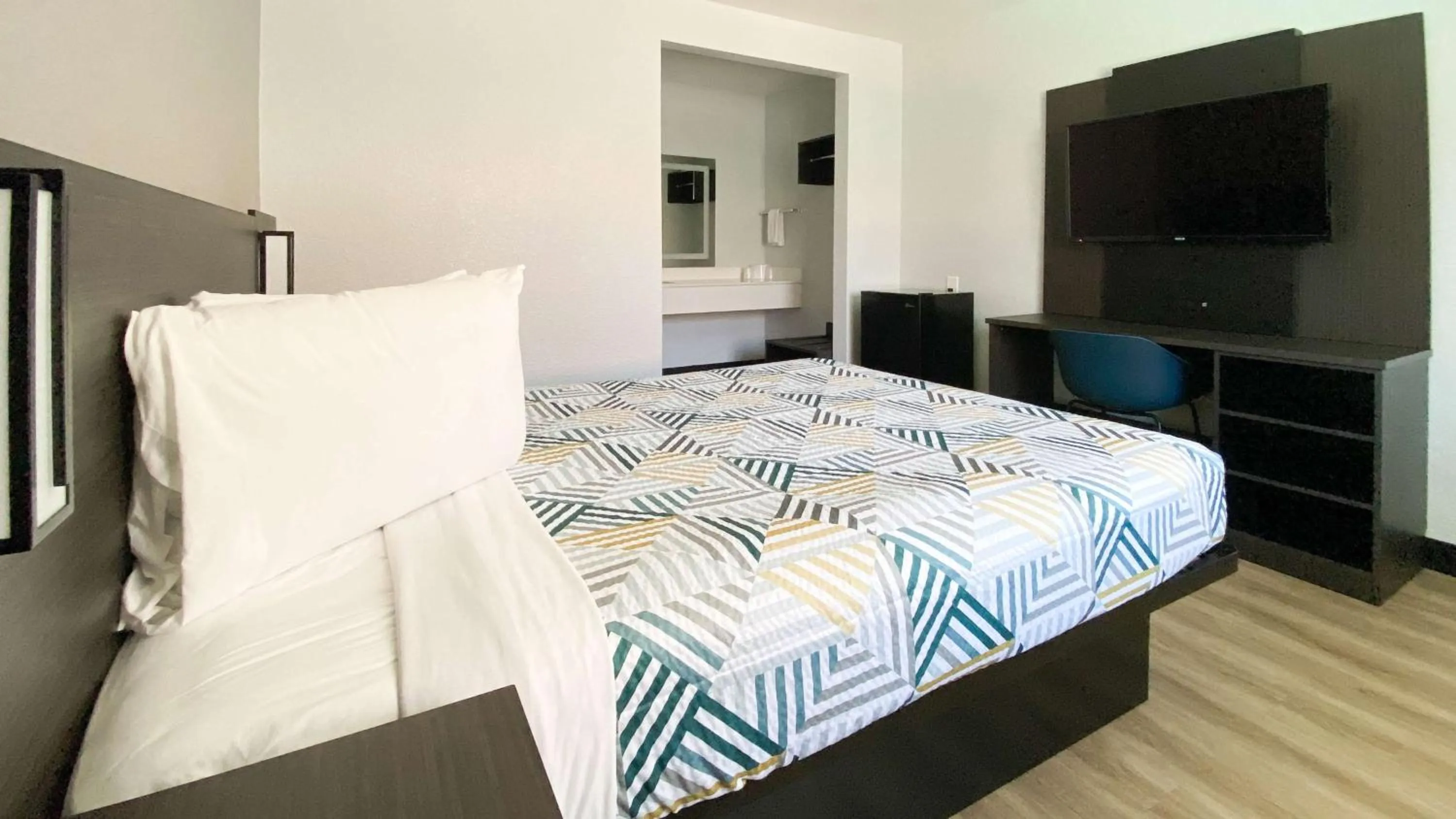 Queen Room - single occupancy in Motel 6-Costa Mesa, CA