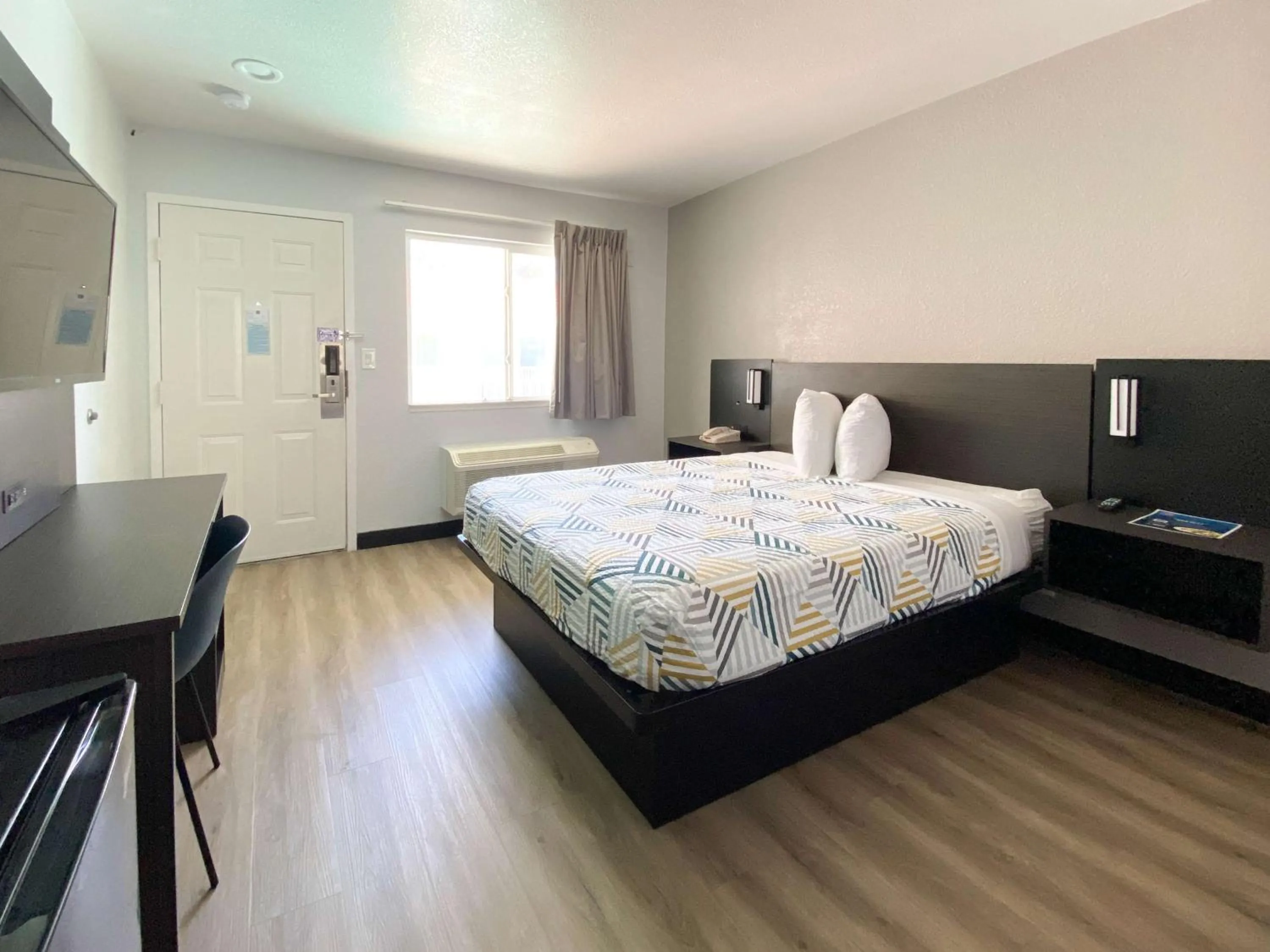 Deluxe Queen Room - single occupancy in Motel 6-Costa Mesa, CA