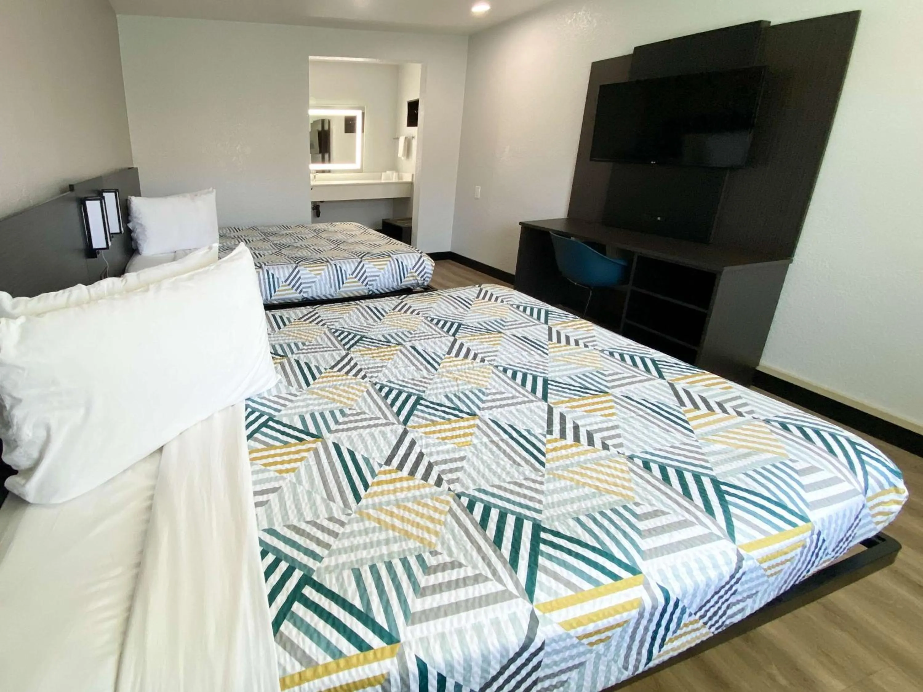 Deluxe Queen Room with Two Queen Beds - single occupancy in Motel 6-Costa Mesa, CA