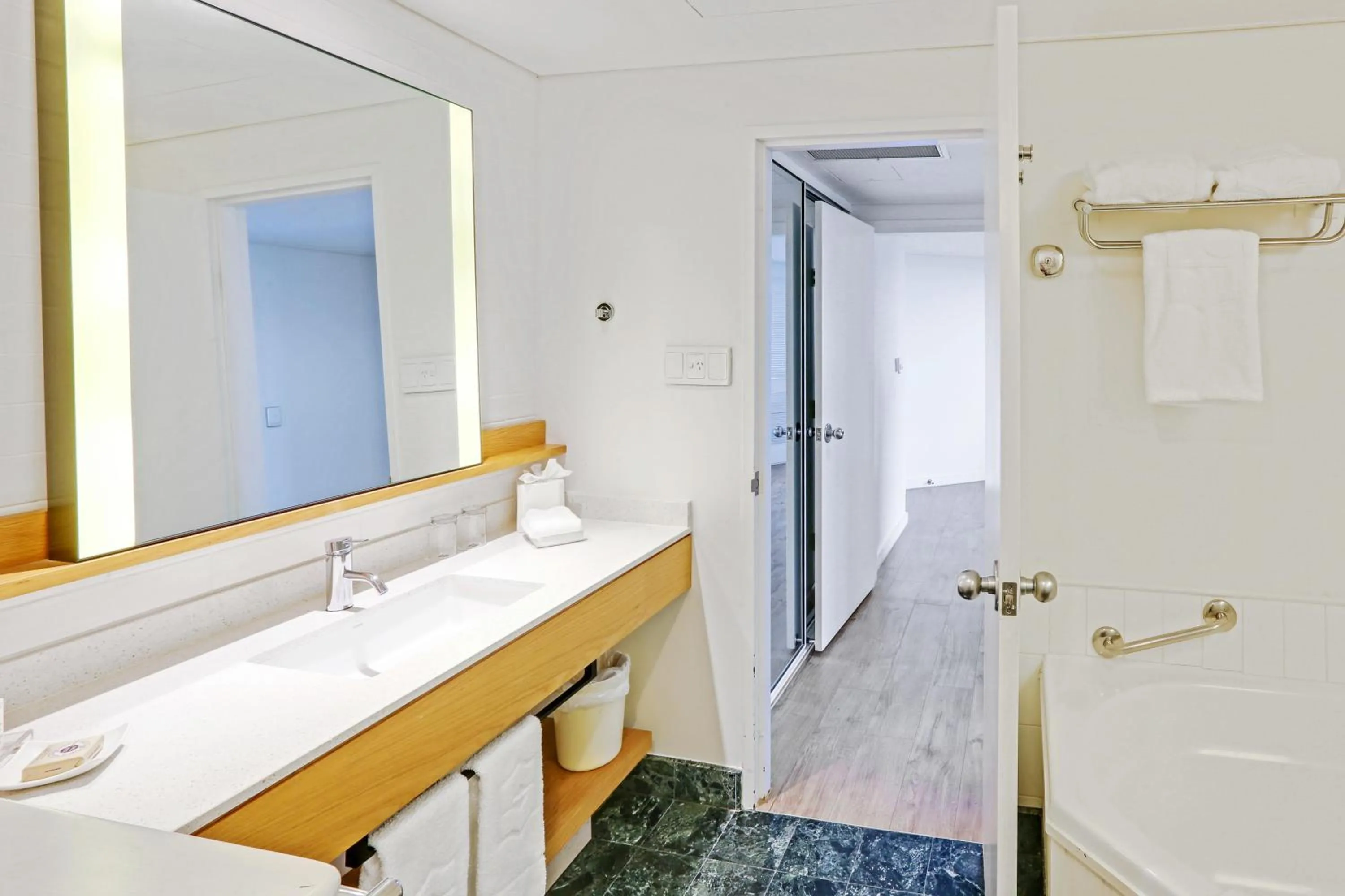 One-Bedroom Twin Suite in Shangri-La The Marina, Cairns