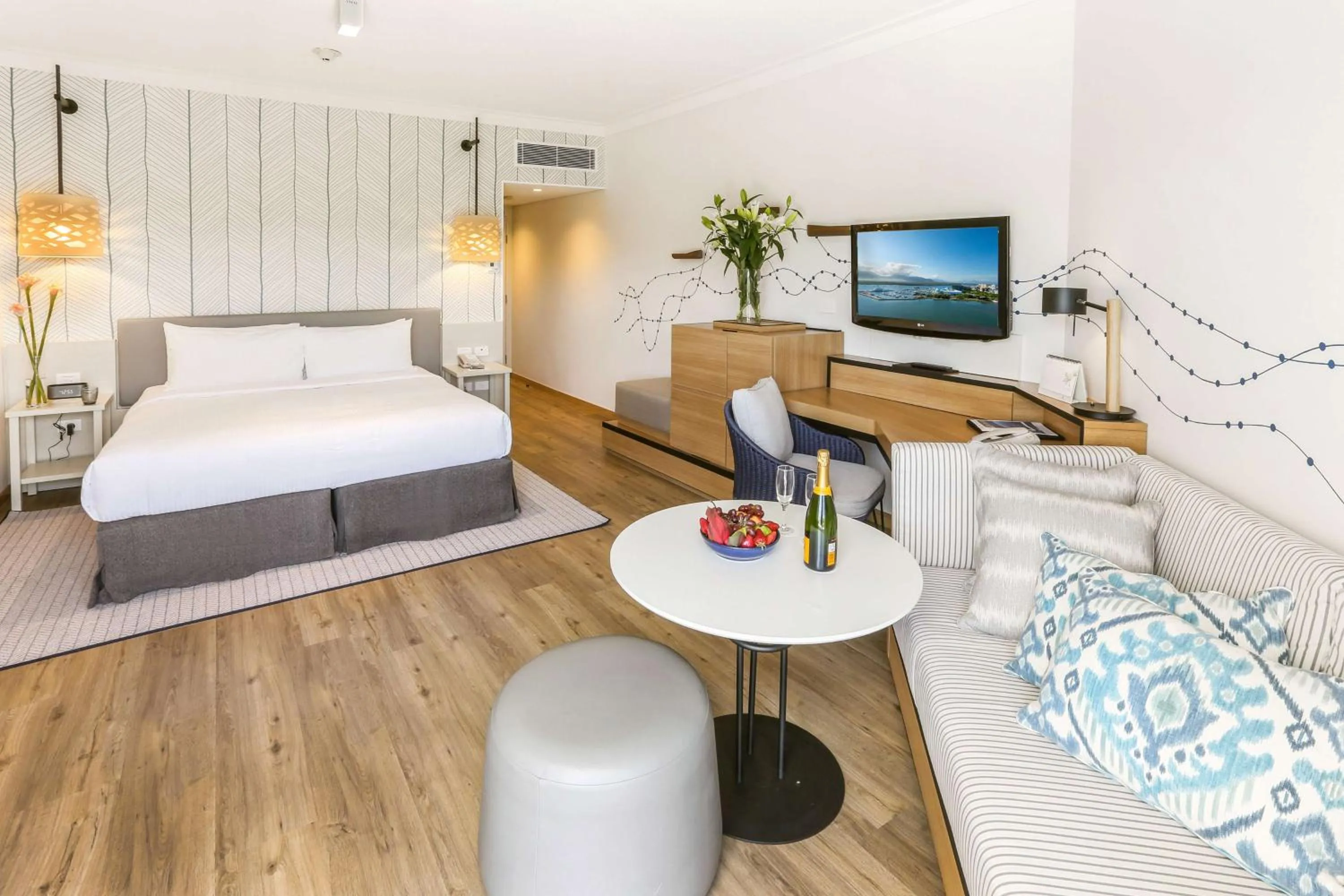 Deluxe Room with Sea View in Shangri-La The Marina, Cairns