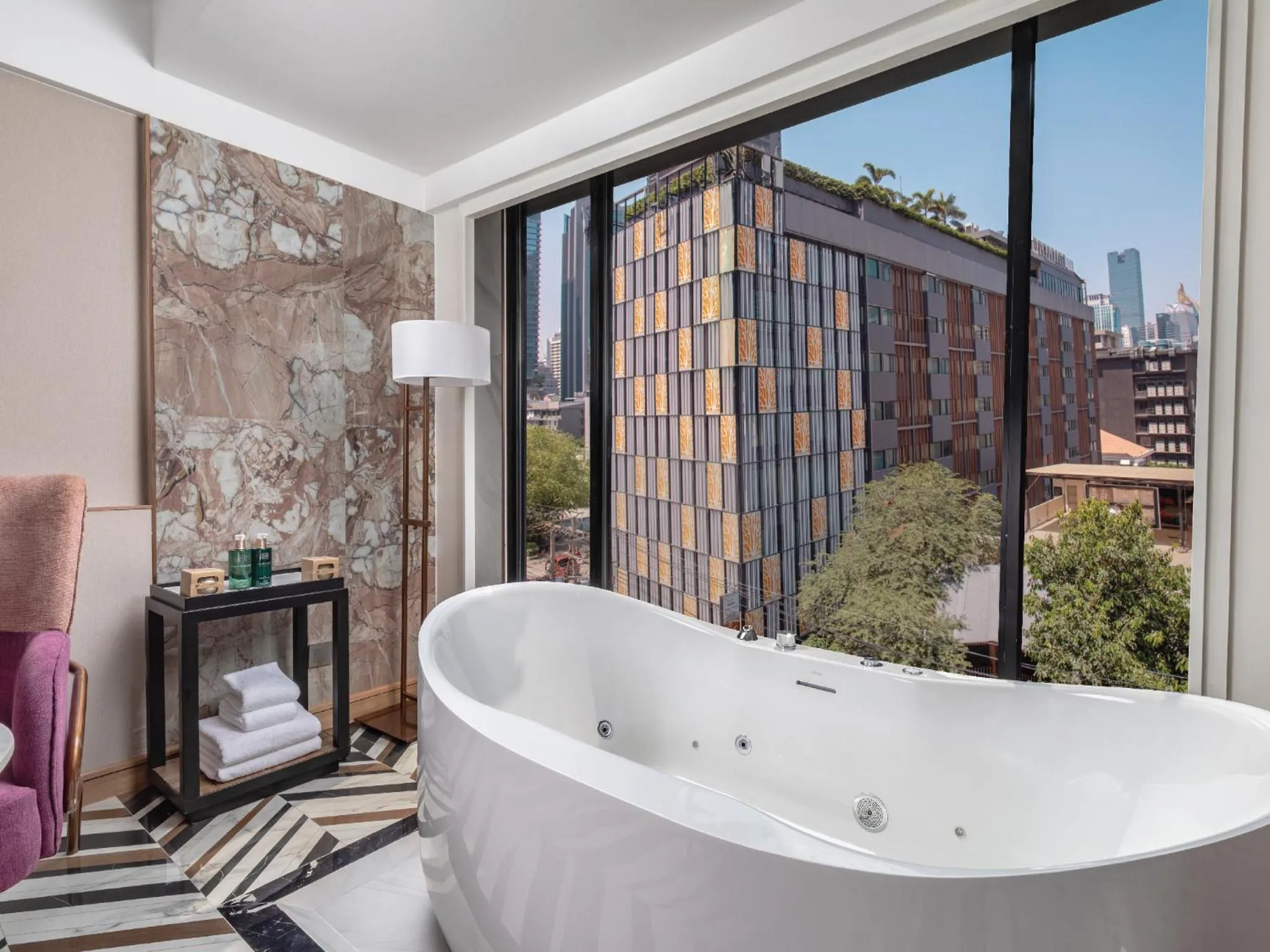 Executive Jacuzzi with Club Benefit in Pipa Hotel Bangkok Sukhumvit 11