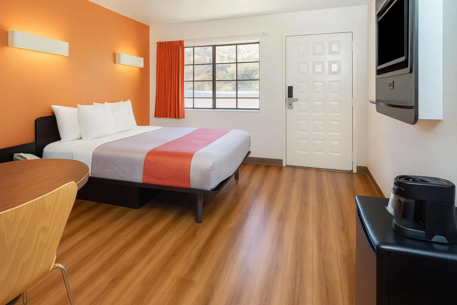 Superior Queen Room in Motel 6-Thousand Oaks, CA