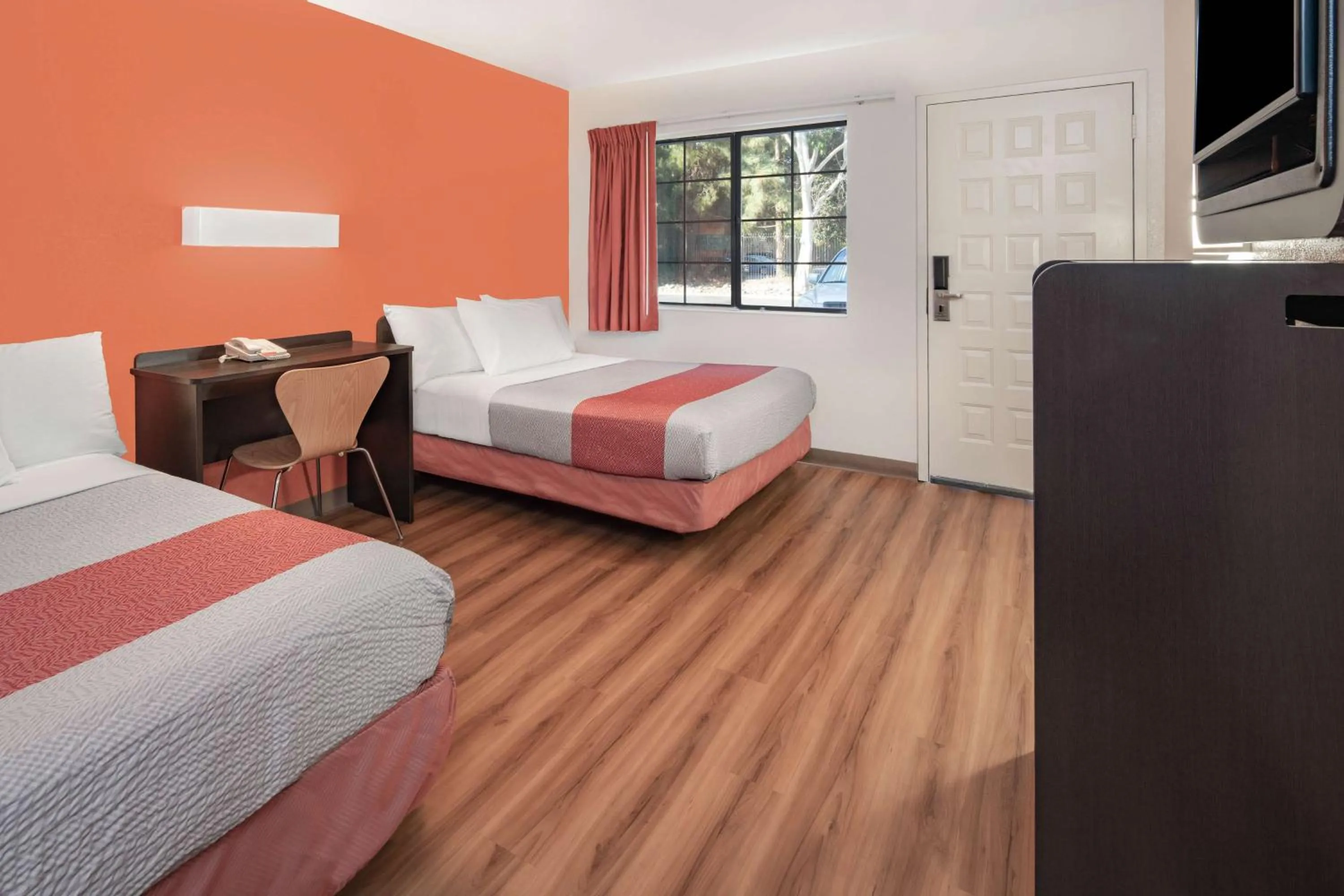 Quadruple Room - Disability Access - Roll in Shower in Motel 6-Thousand Oaks, CA