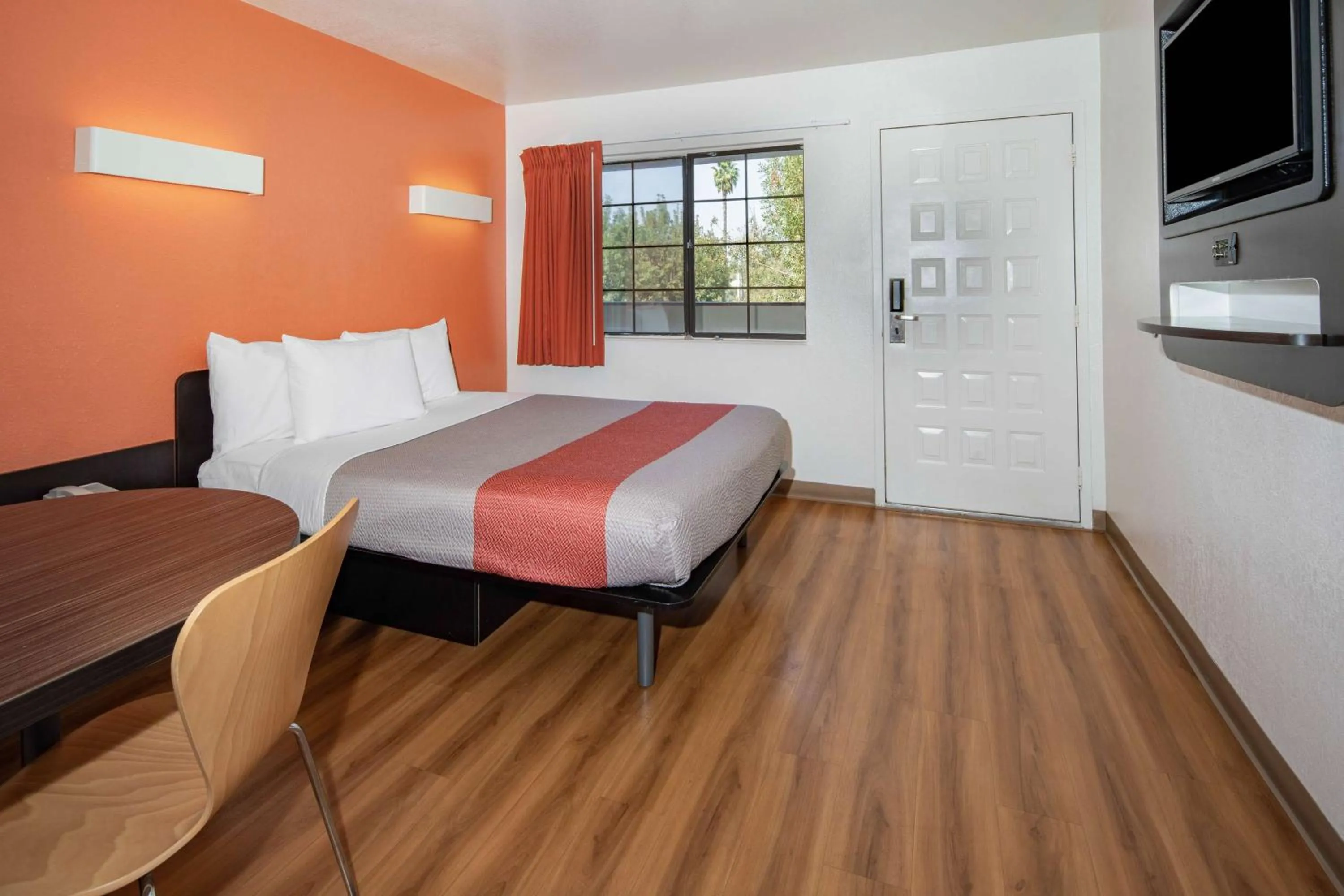 Double Room - Disability Access - Roll In Shower in Motel 6-Thousand Oaks, CA