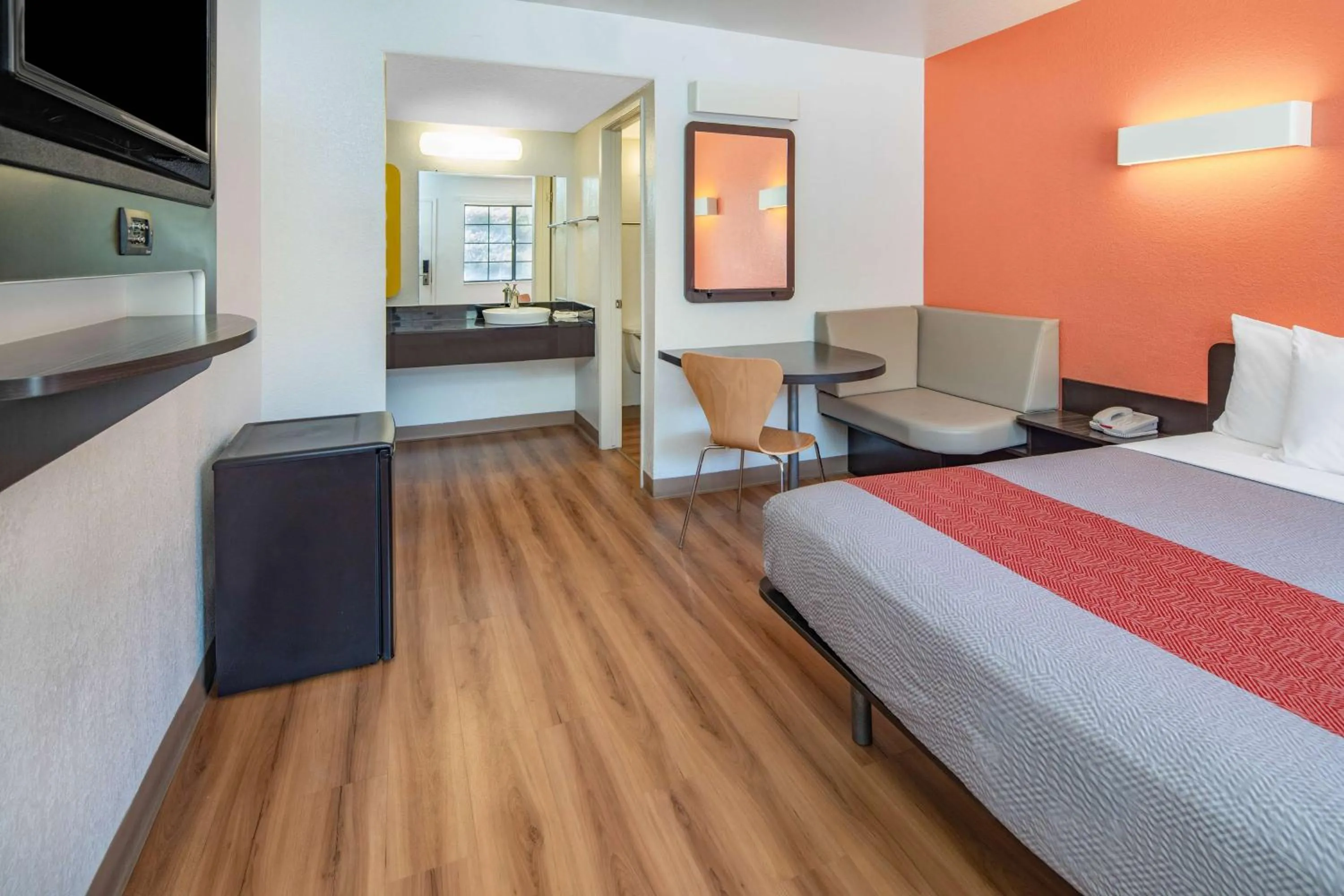 Superior Queen Room in Motel 6-Thousand Oaks, CA