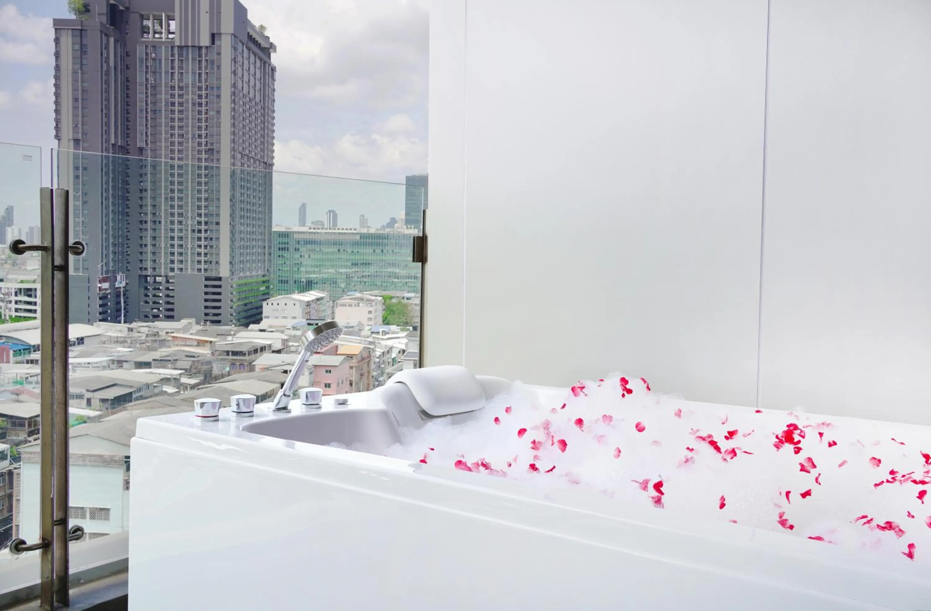 Jacuzzi Sky Suite Club Lounge Access in Valia Hotel Bangkok