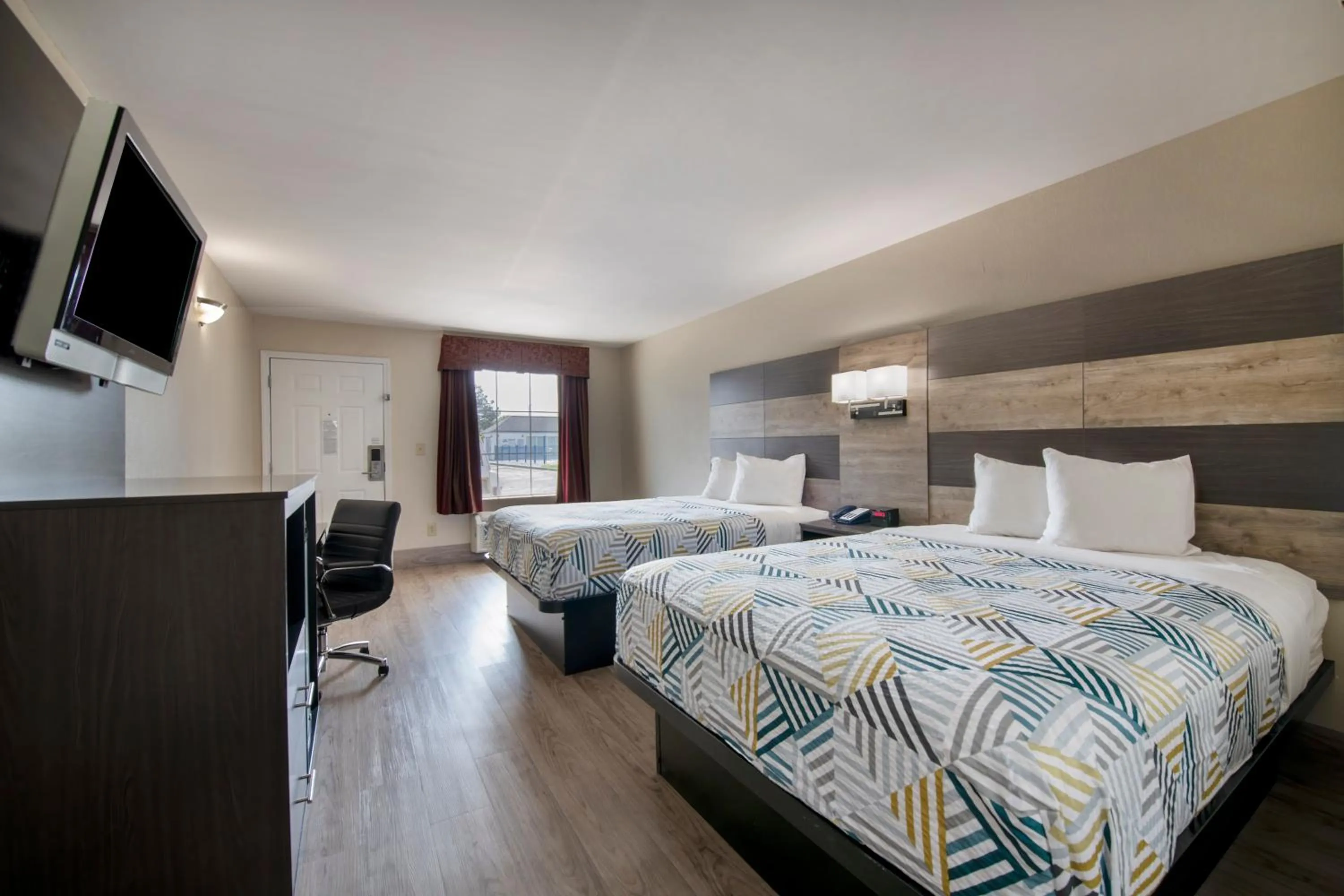 Queen Room with Two Queen Beds - Non-Smoking in Motel 6 Macon, GA I 475