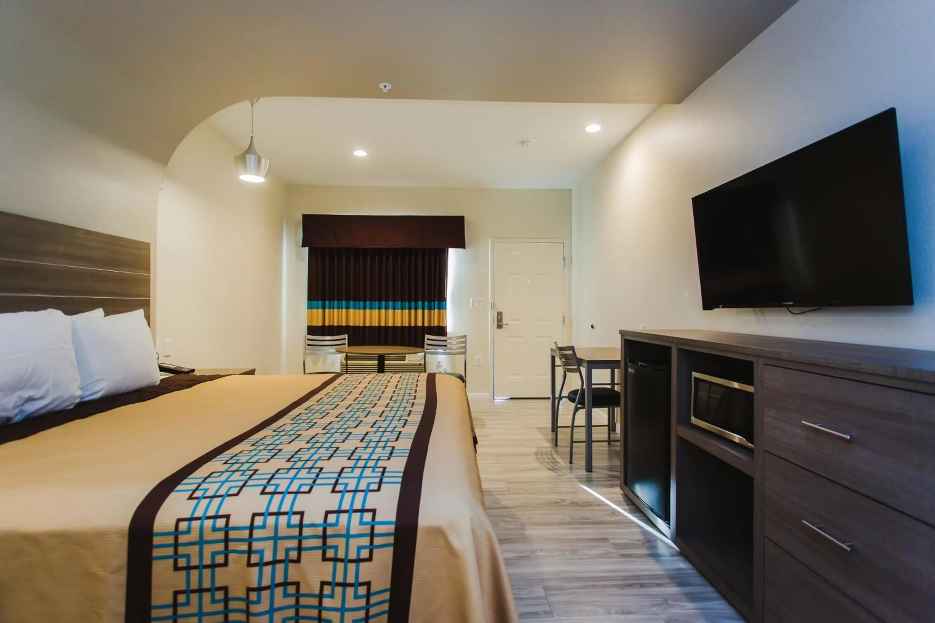 King Room - Non-Smoking in Scottish Inns & Suites Atascocita