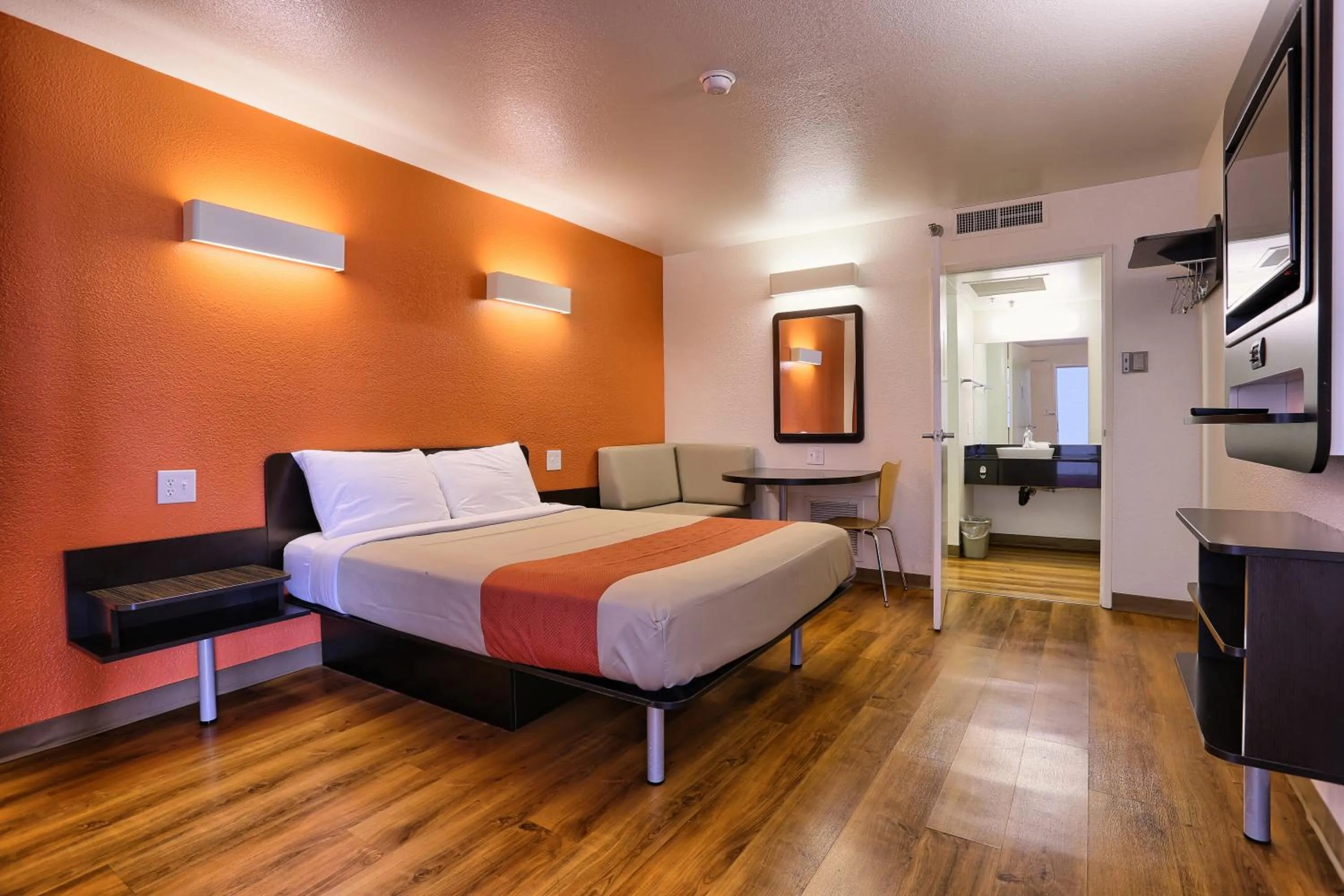 Queen Room - Disability Access/Non Smoking in Motel 6-Petaluma, CA