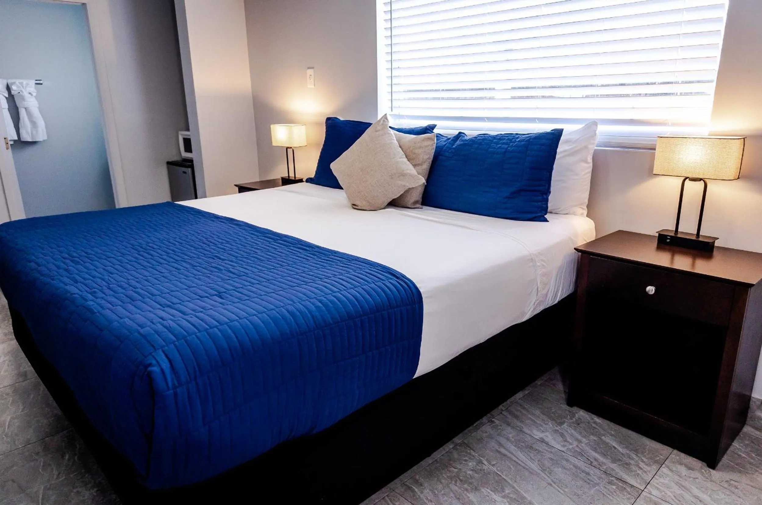 Double Room King Bed - single occupancy in Up Midtown