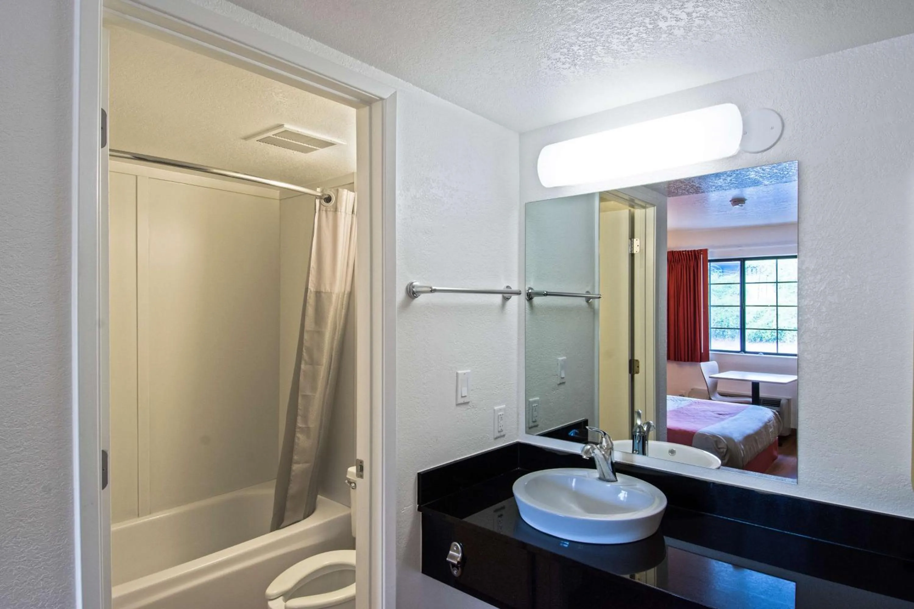 Queen Room - single occupancy in Motel 6-Redding, CA - South