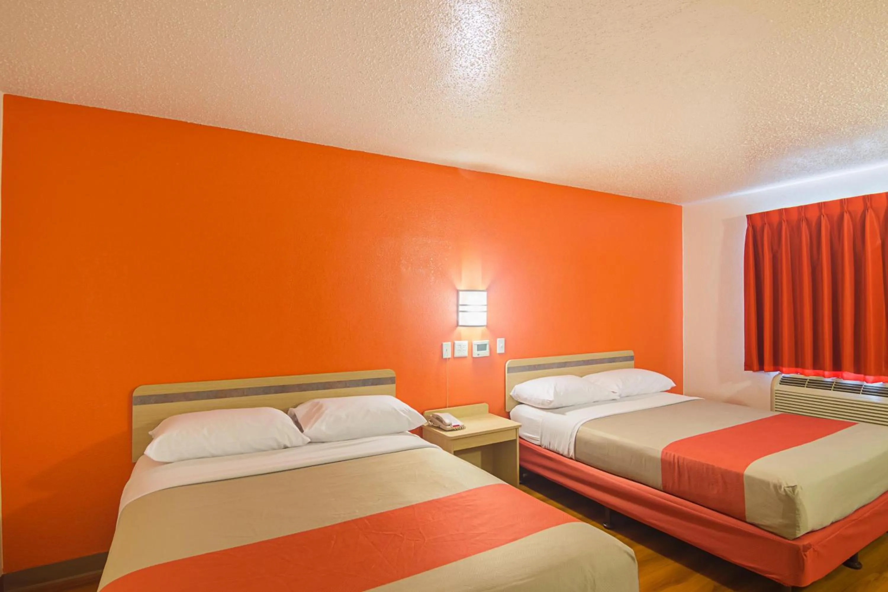 Deluxe Queen Room with Two Queen Beds - single occupancy in Motel 6-Redding, CA - South
