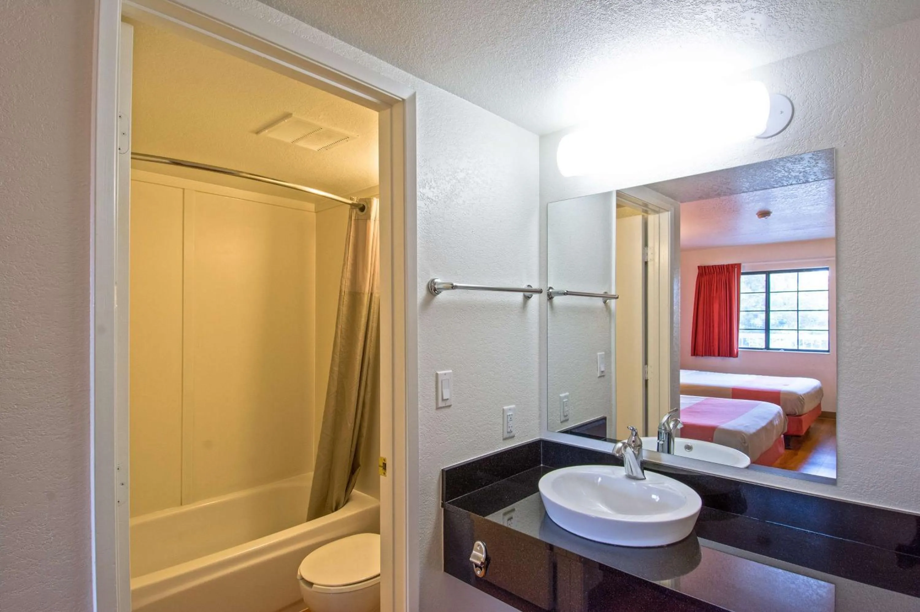 Deluxe Queen Room - single occupancy in Motel 6-Redding, CA - South