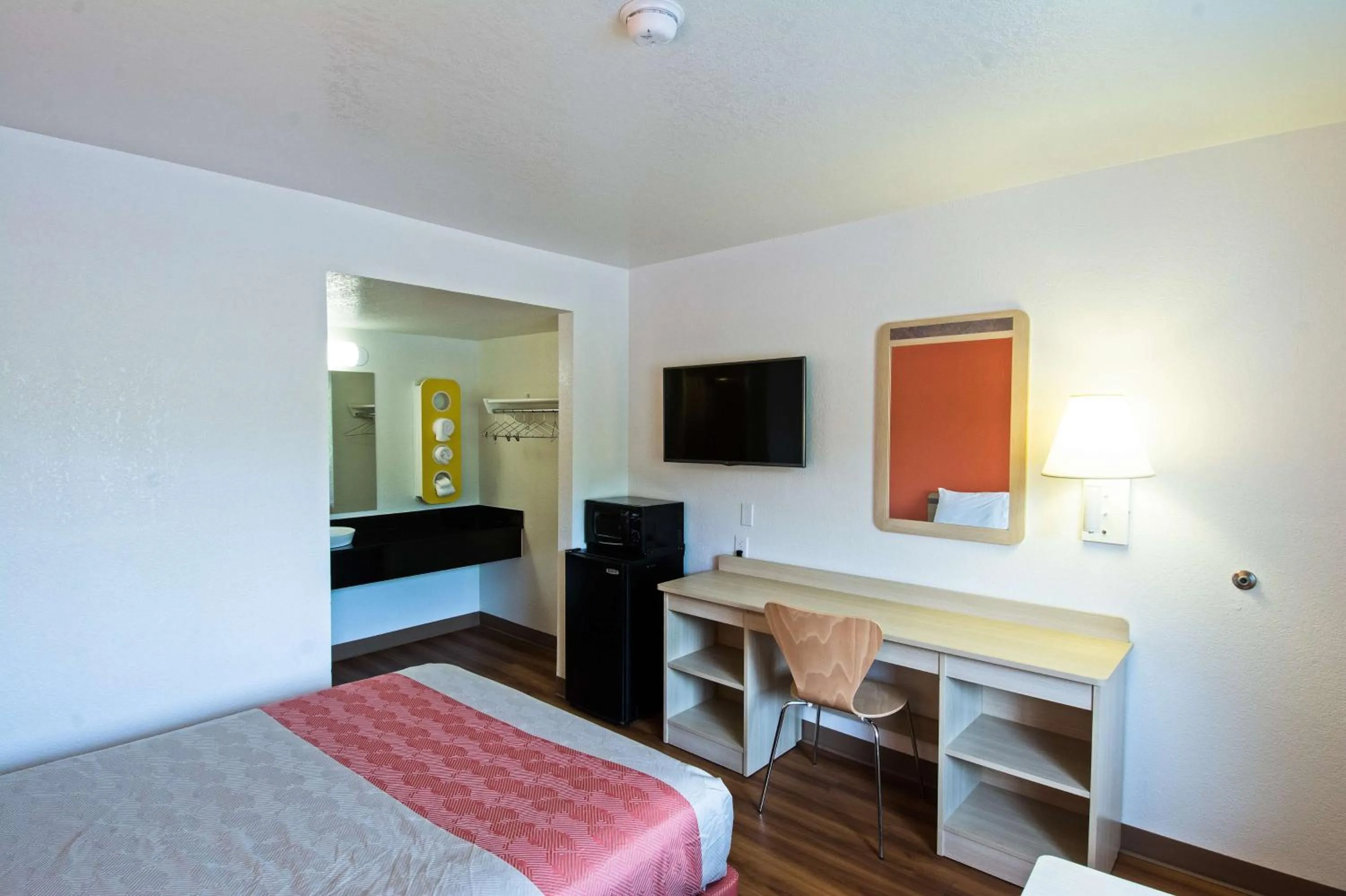 Queen Room - single occupancy in Motel 6-Redding, CA - South