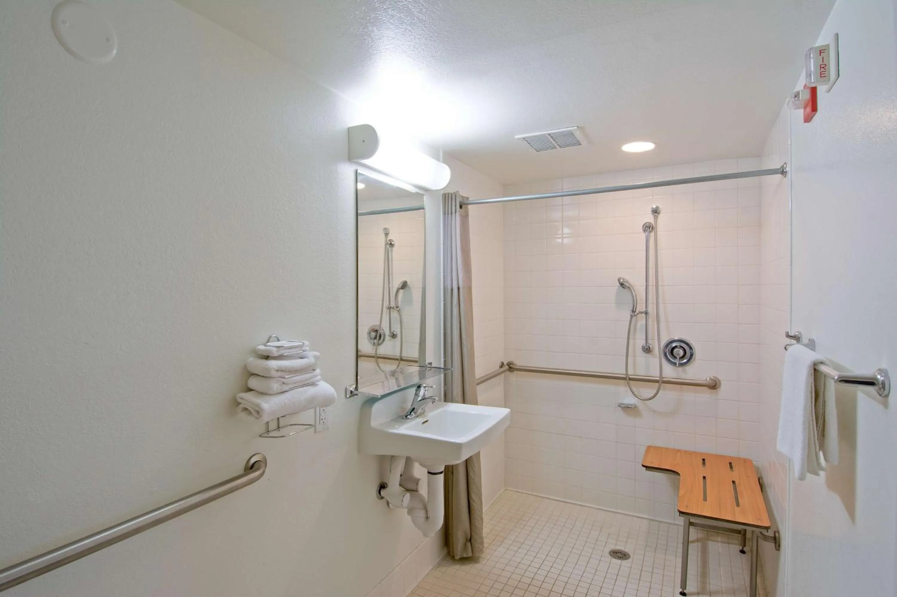 Queen Room - single occupancy - Disability Access - Roll in Shower in Motel 6-Redding, CA - South